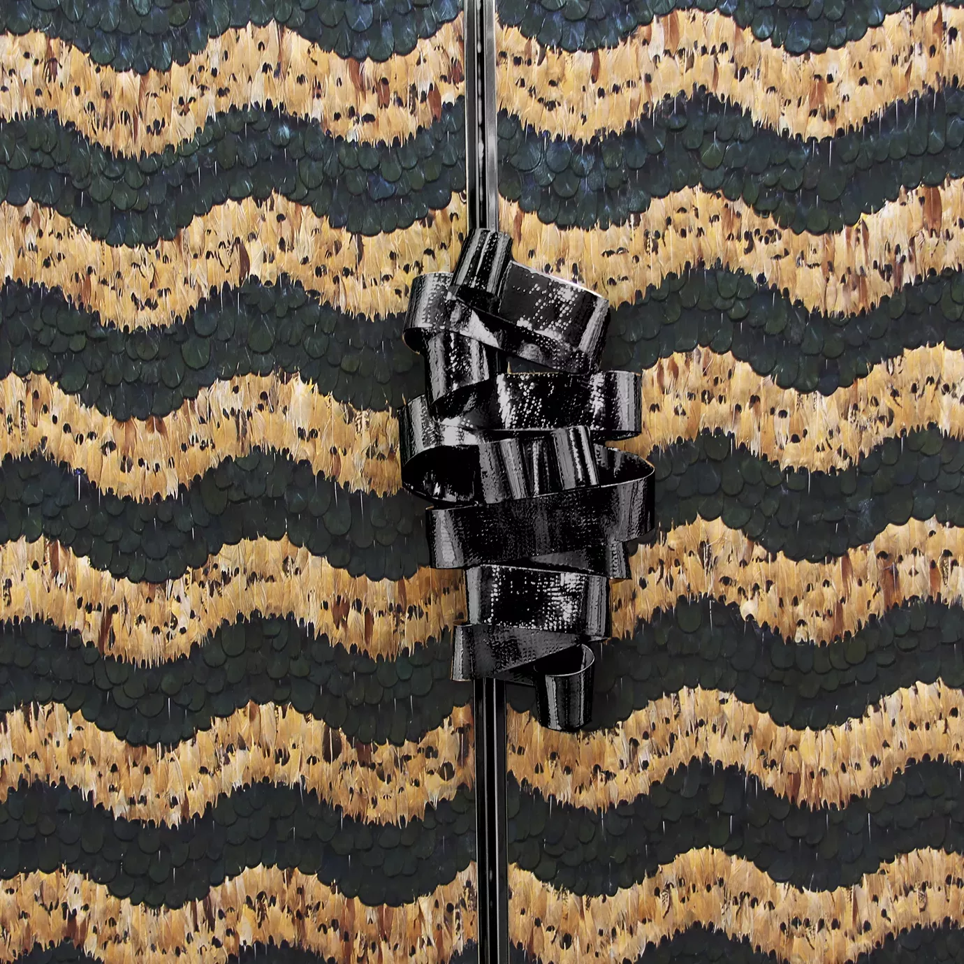 Шкаф с отделкой карамельными перьями Mirage