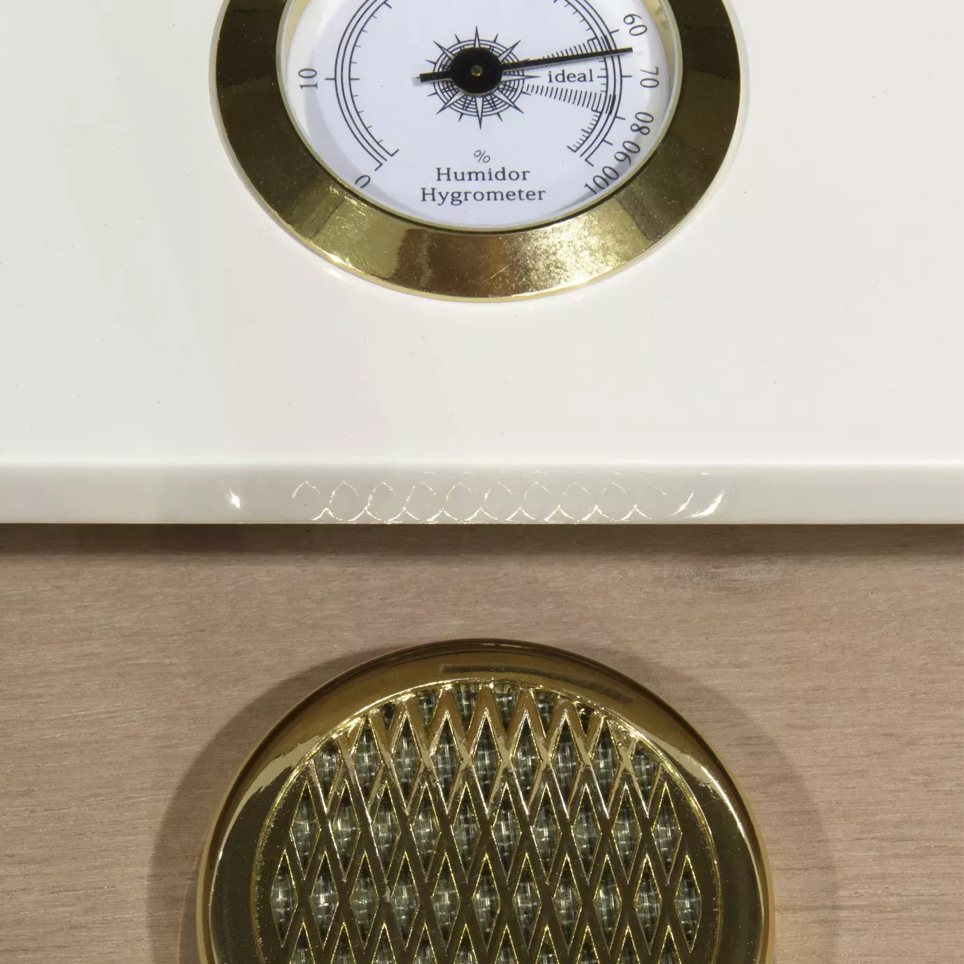 Барный шкаф с лаковой отделкой Mirage