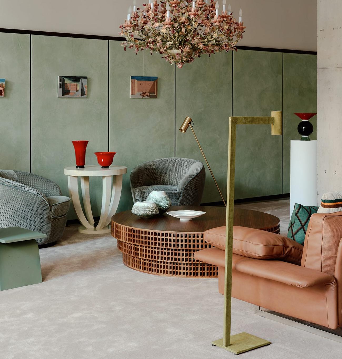 Журнальный столик из итальянского ореха