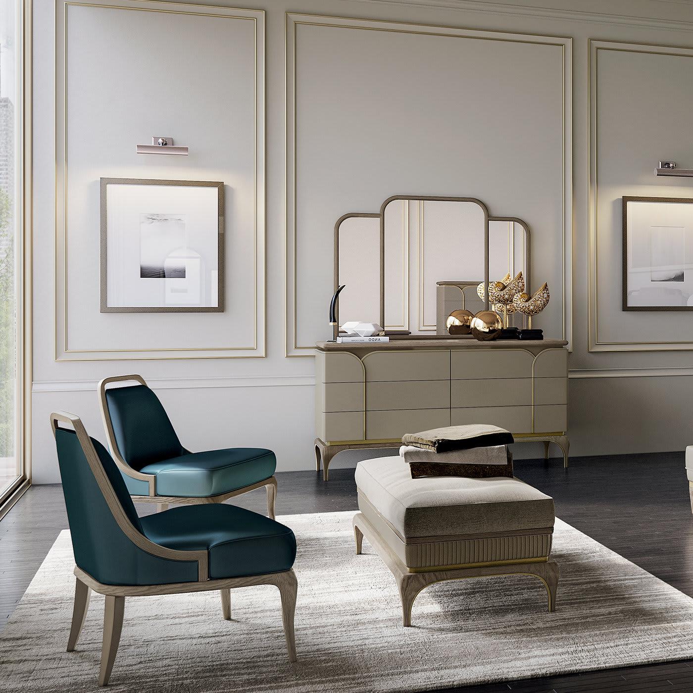 Кресло из зелёного бархата