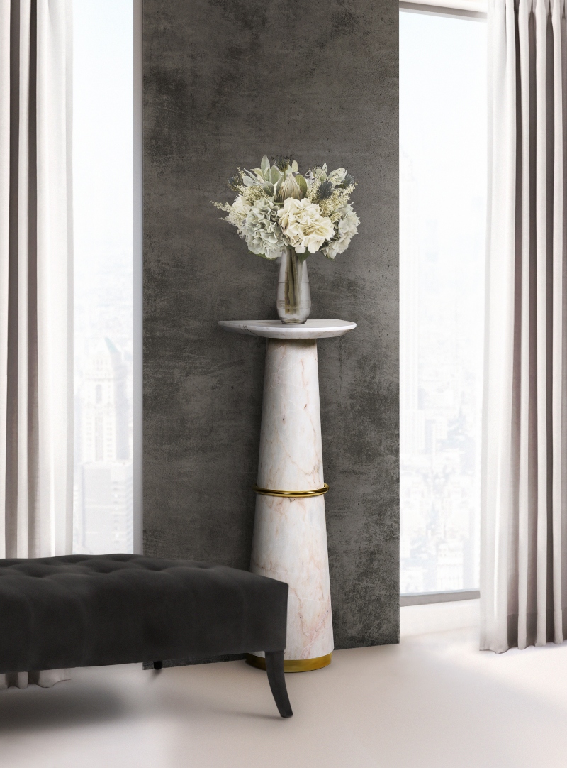 Стол на пьедестале из мрамора