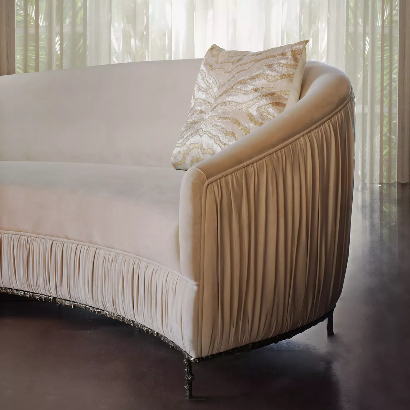 Диван на металлическом основании Vamp