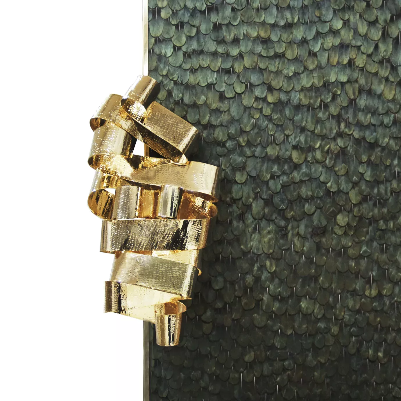 Шкаф с отделкой из перьев павлина Mirage