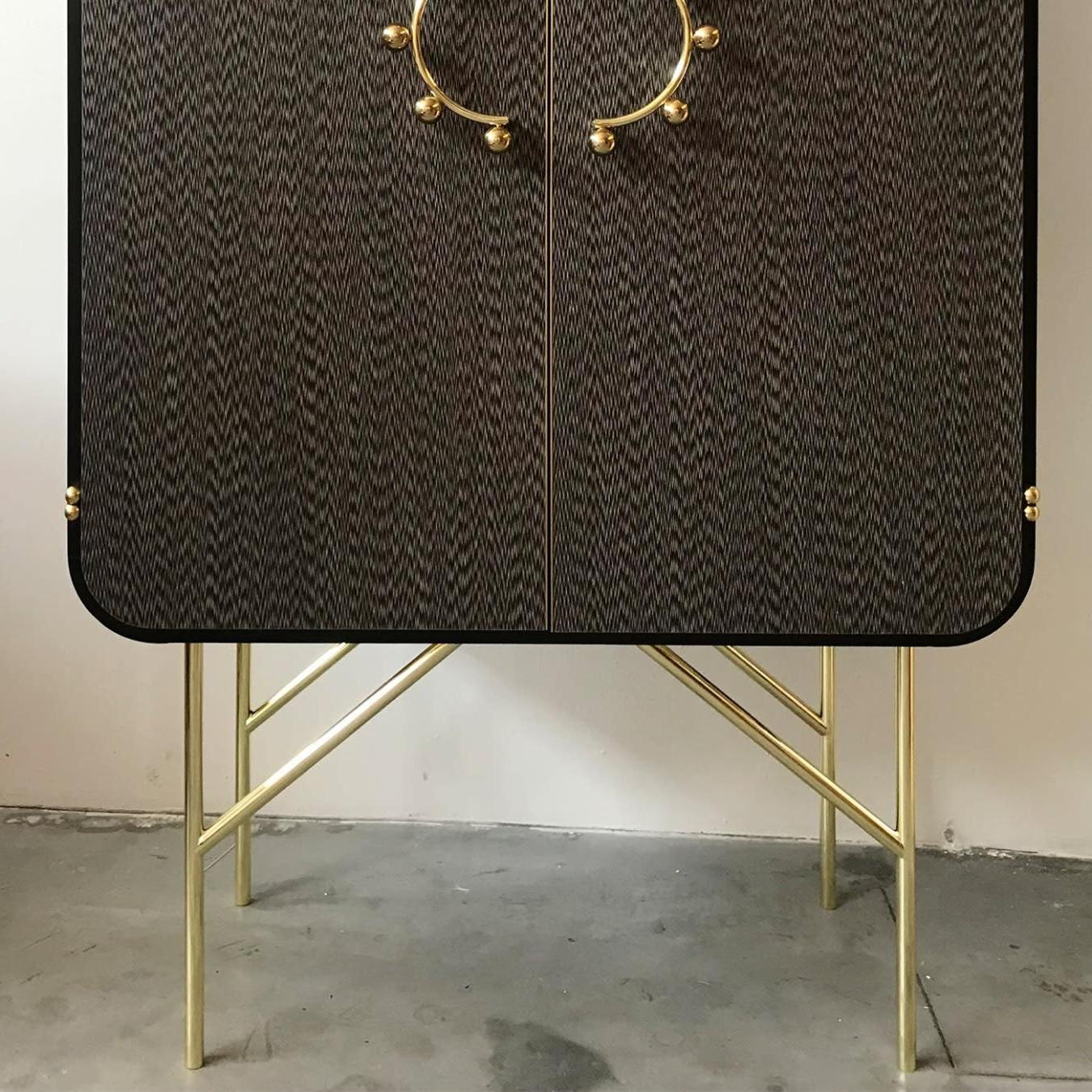 Современный деревянный шкаф