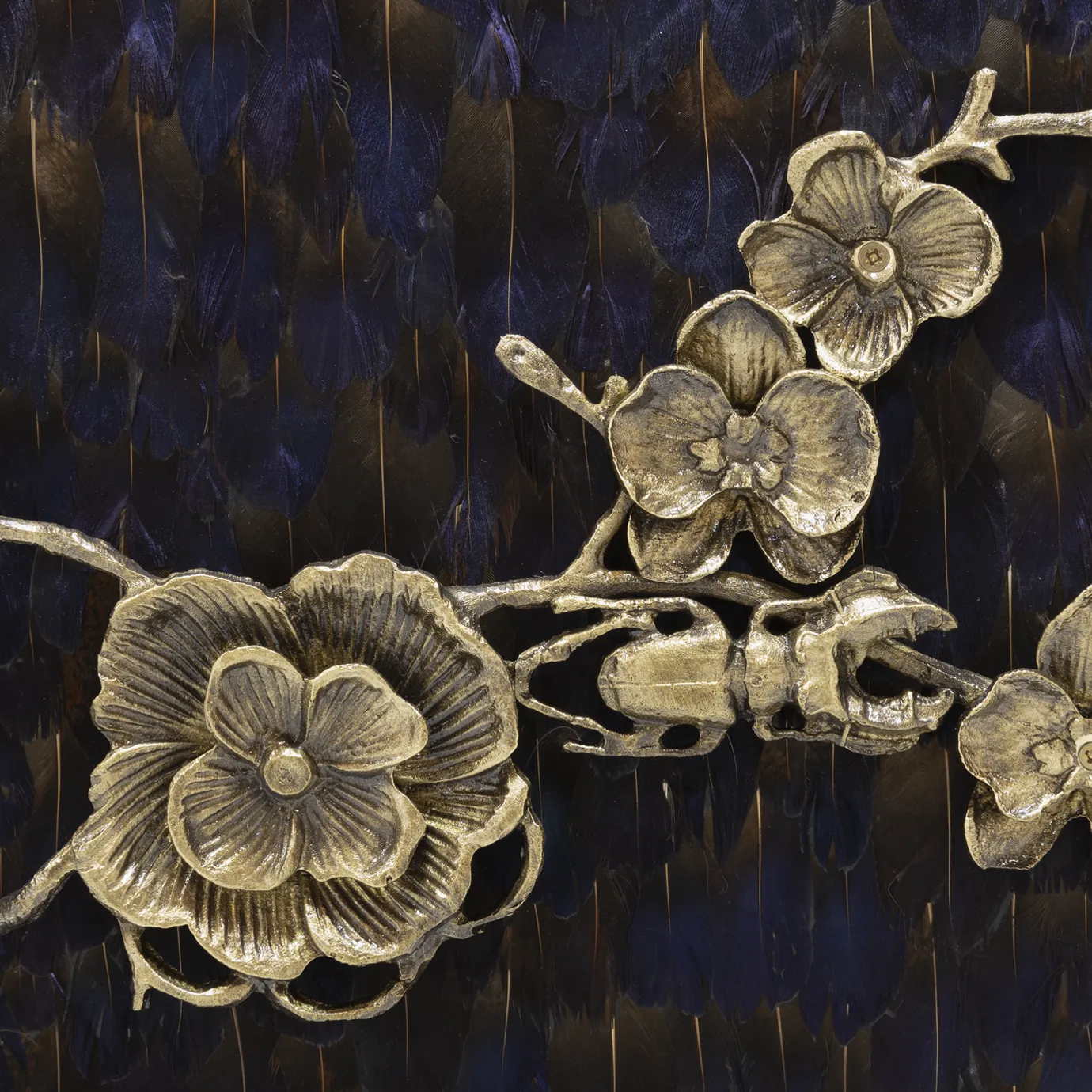 Шкаф с отделкой фиолетовыми перьями Mirage