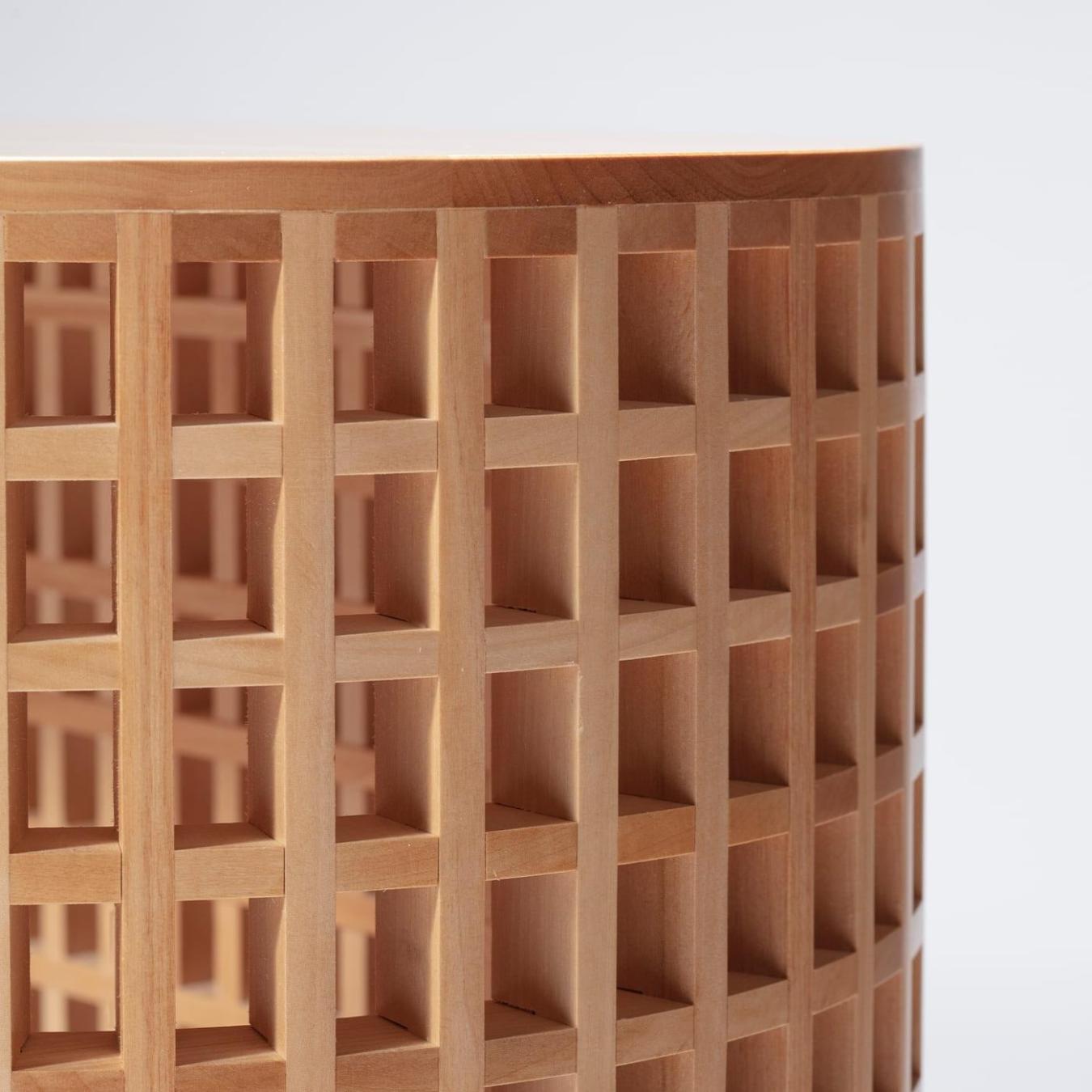 Шкаф с текстурированной деревянной поверхностью