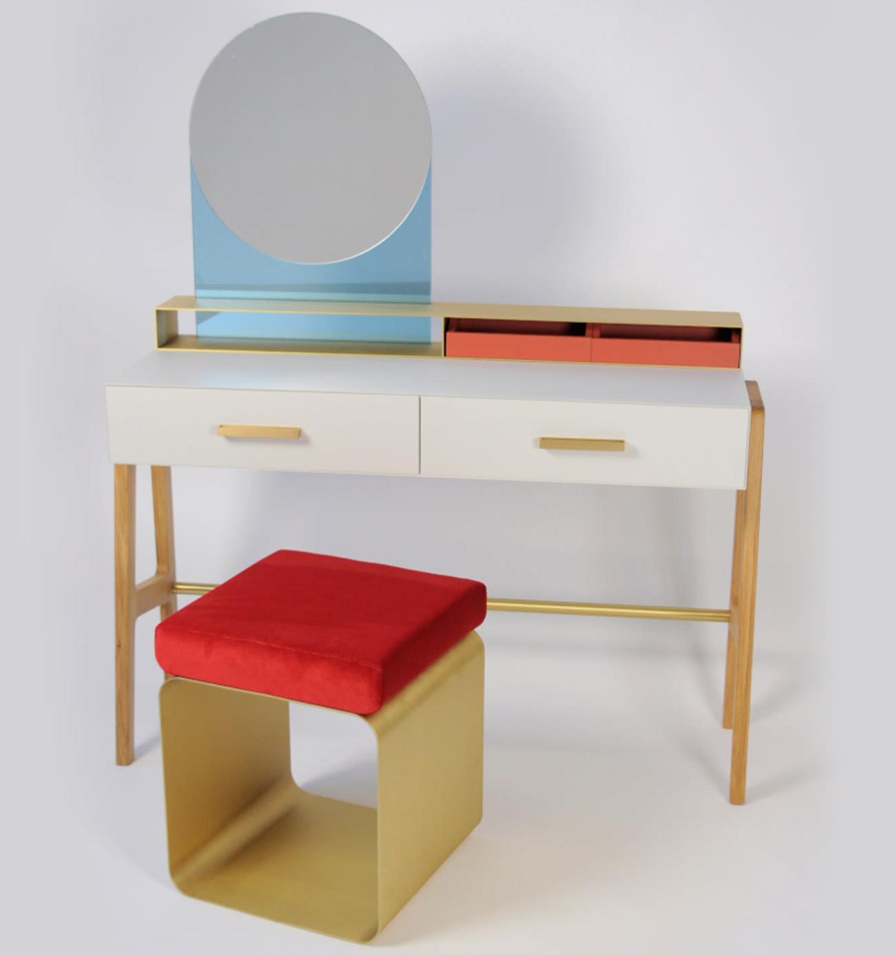 Красный табурет с металлическим основанием