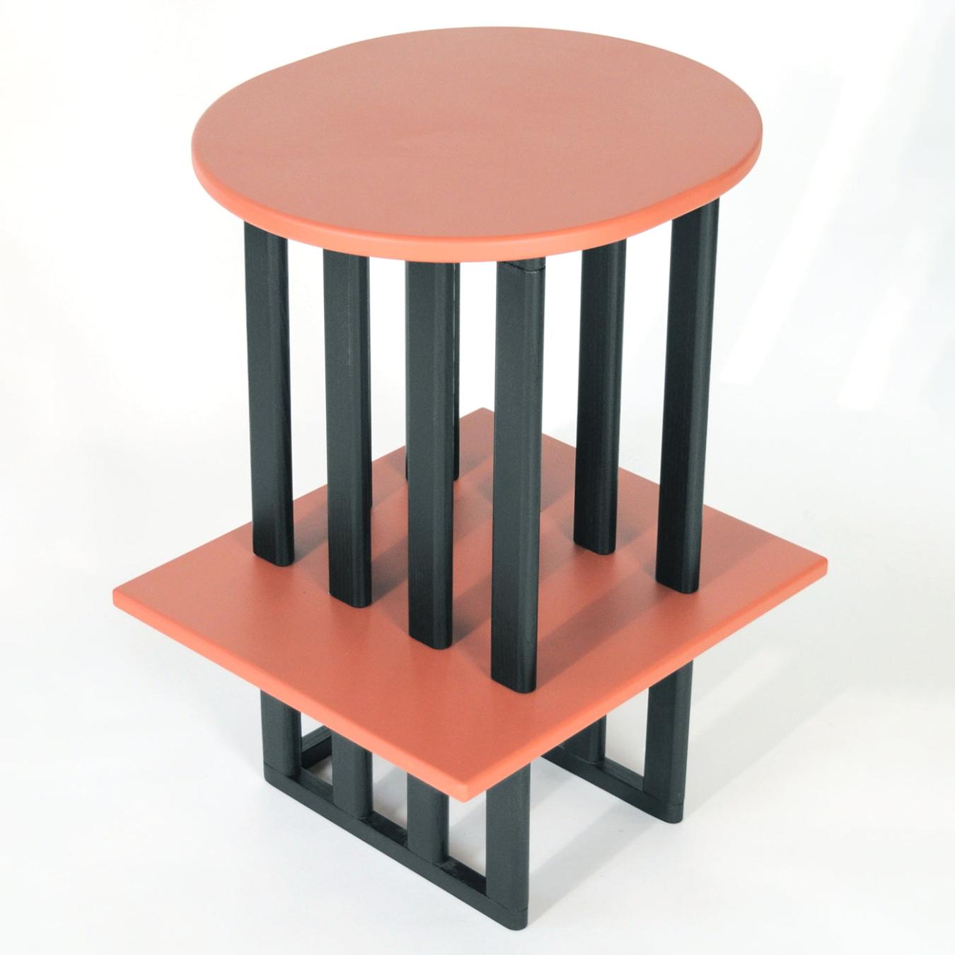 Розово-черный деревянный приставной столик