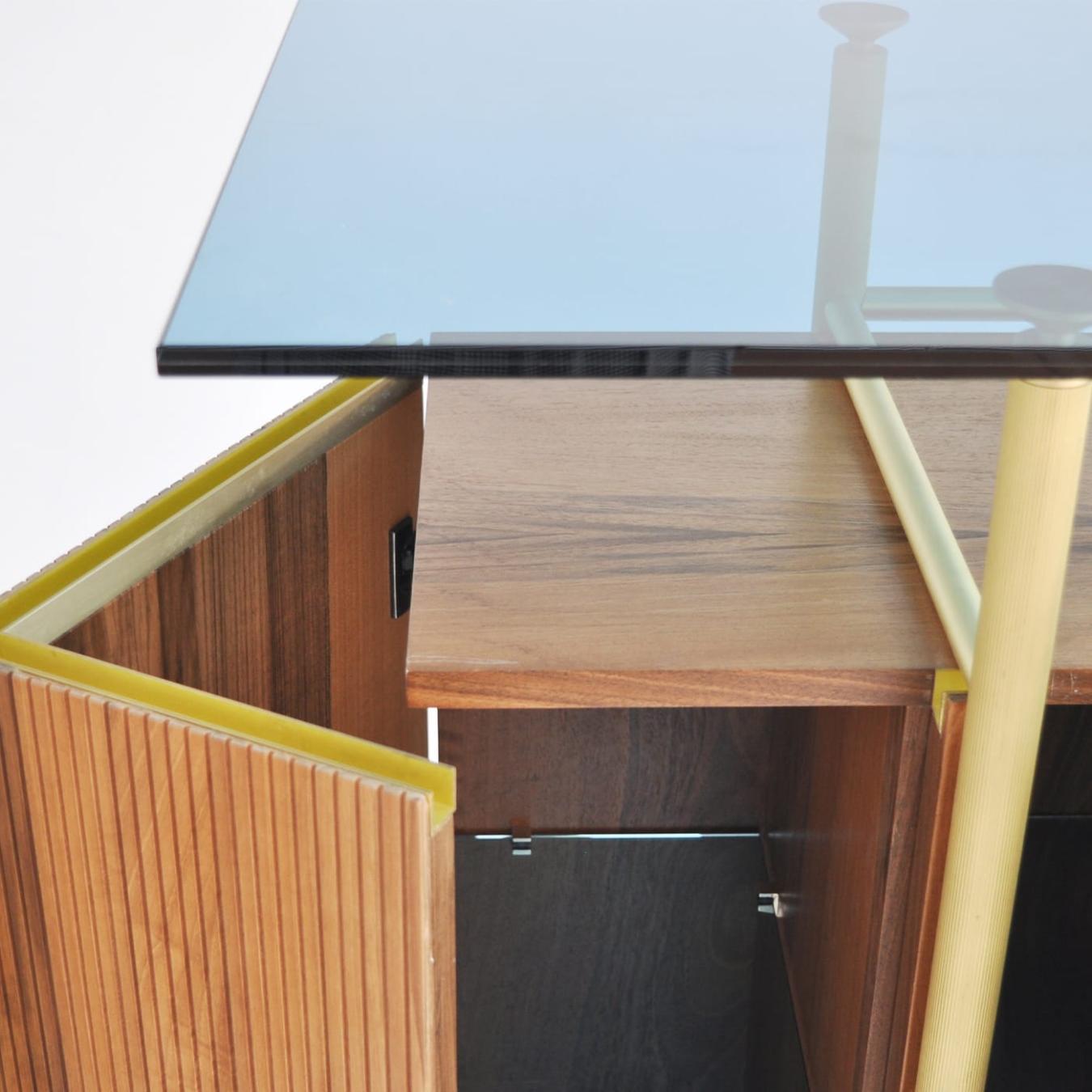 Минималистичный шкаф из дерева