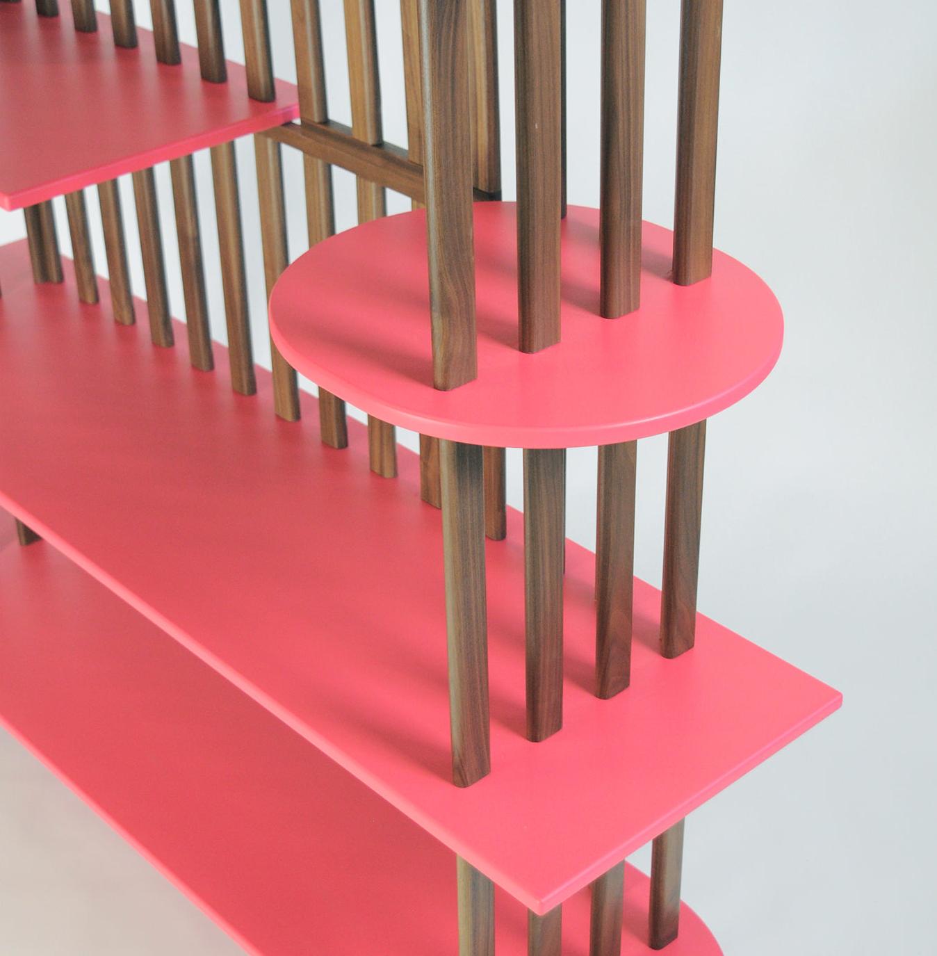 Розовый четырехуровневый книжный шкаф