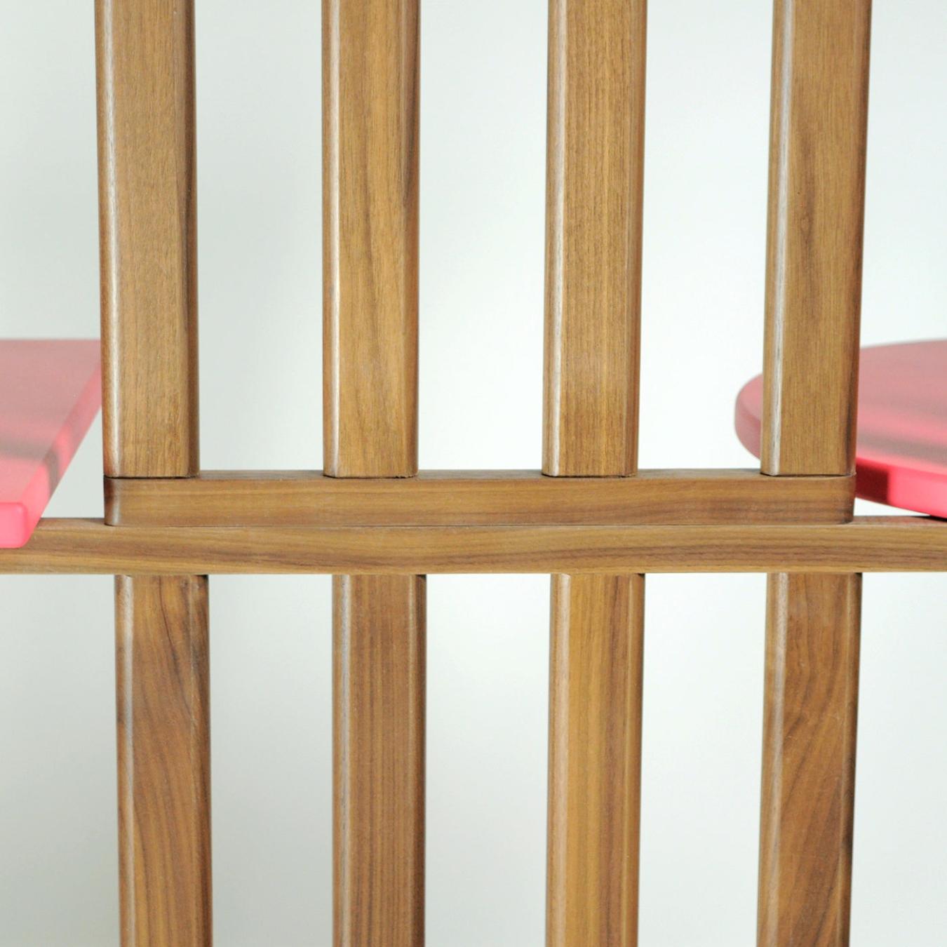 Розовый пятиуровневый книжный шкаф