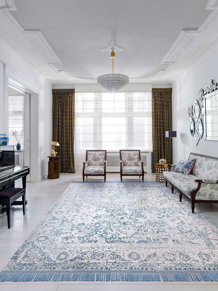 Роскошный ковер светло-голубого цвета