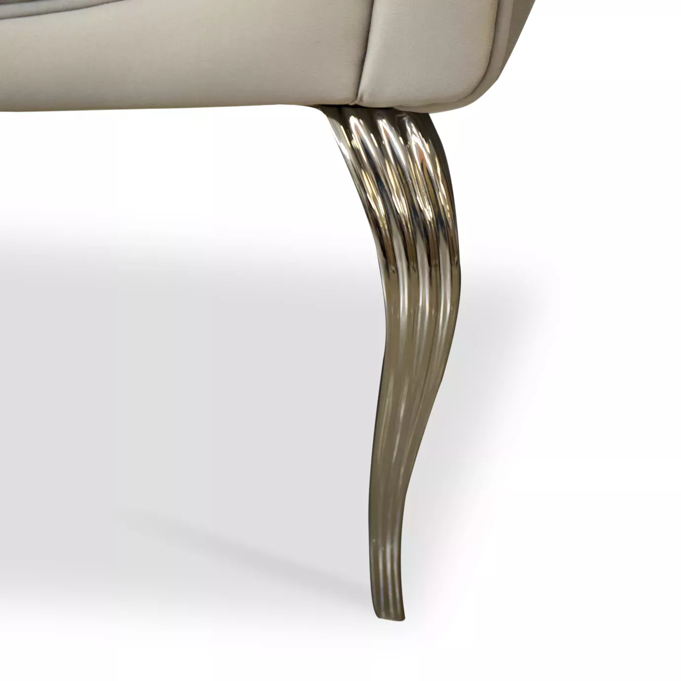 Диван удлиненный на металлическом основании Saphira