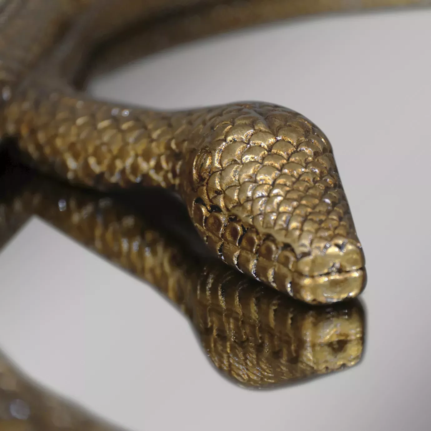 Зеркало Serpentine в форме яблока