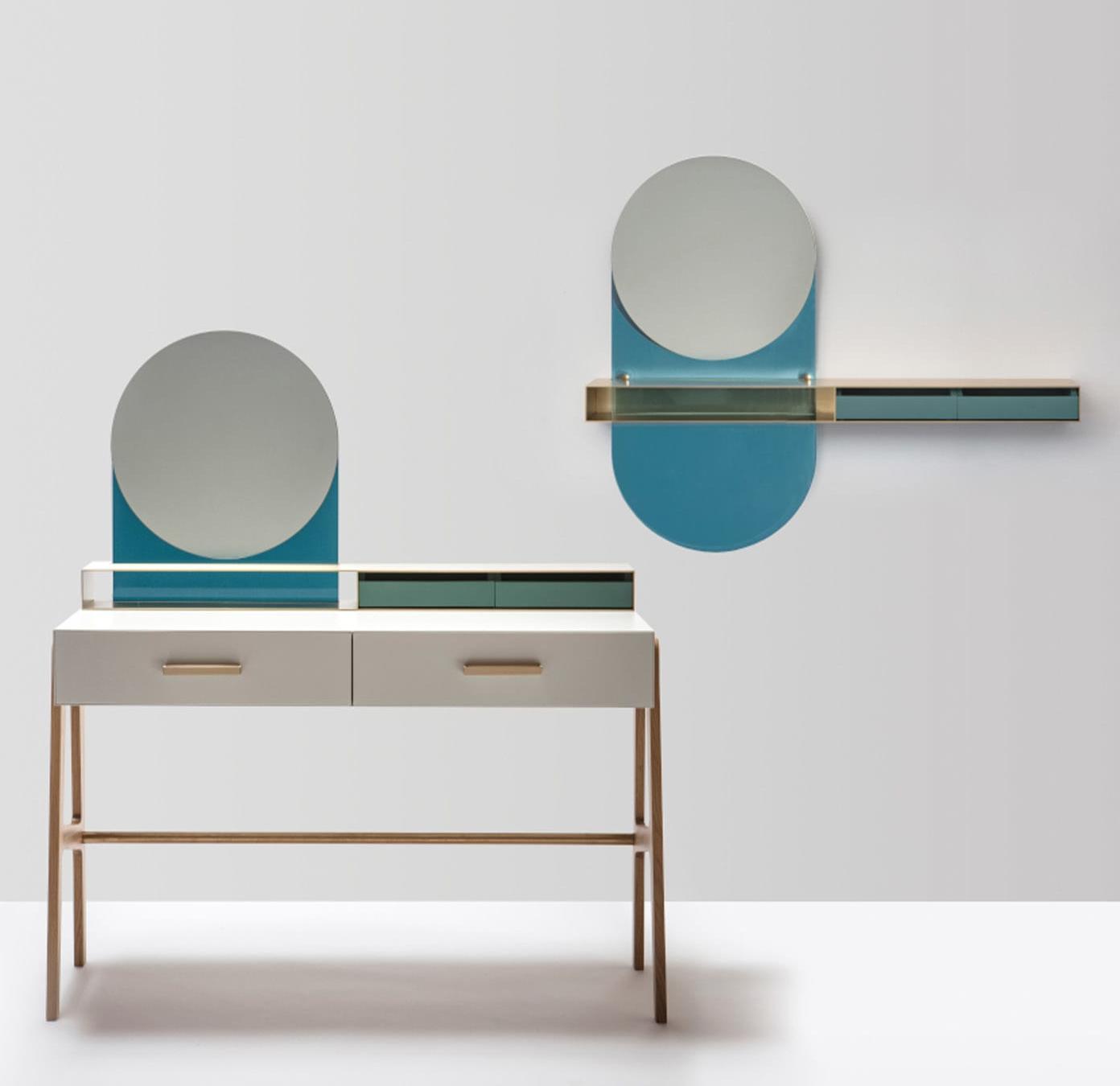 Изысканное настенное зеркало