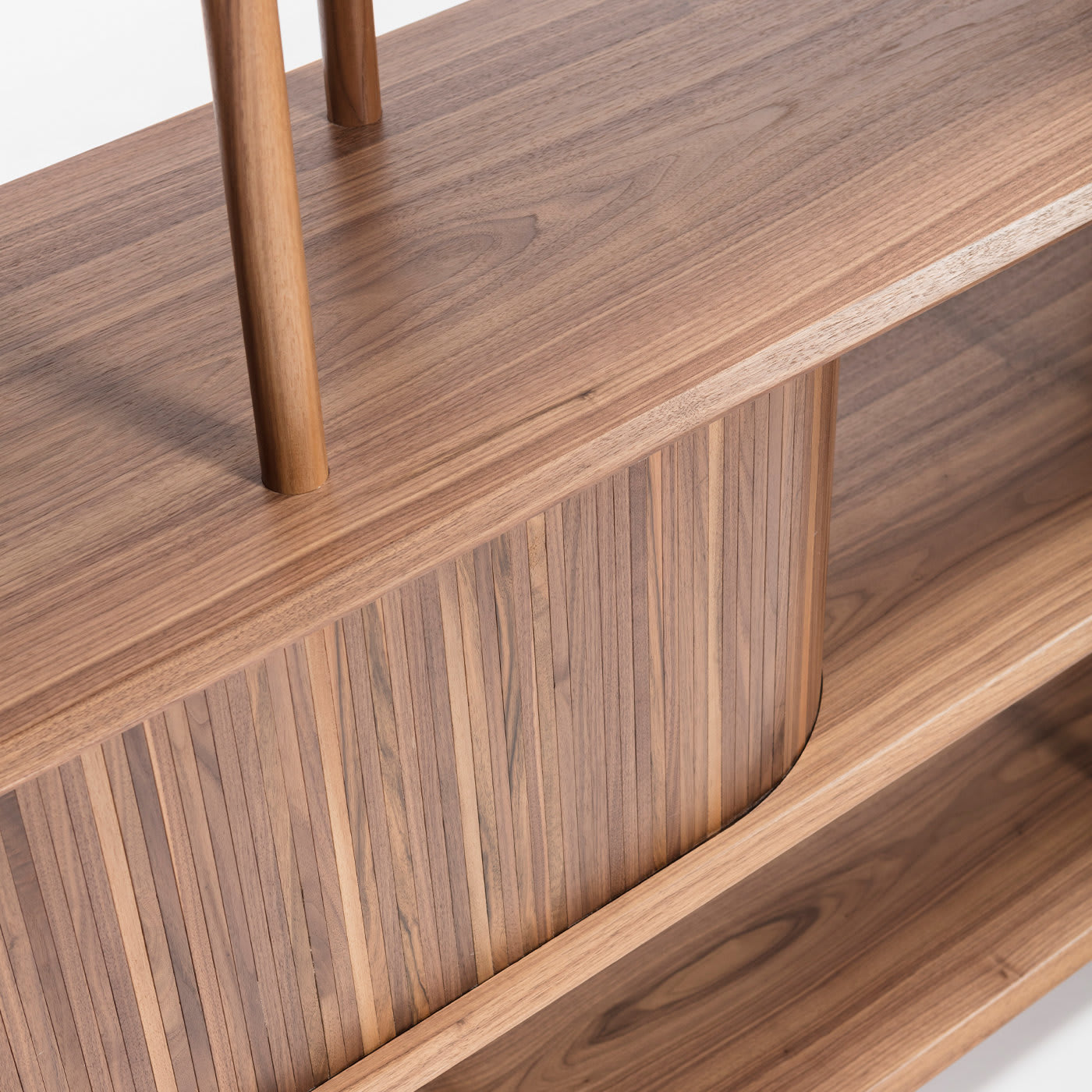 Роскошный модульный книжный шкаф из ореха канелетто