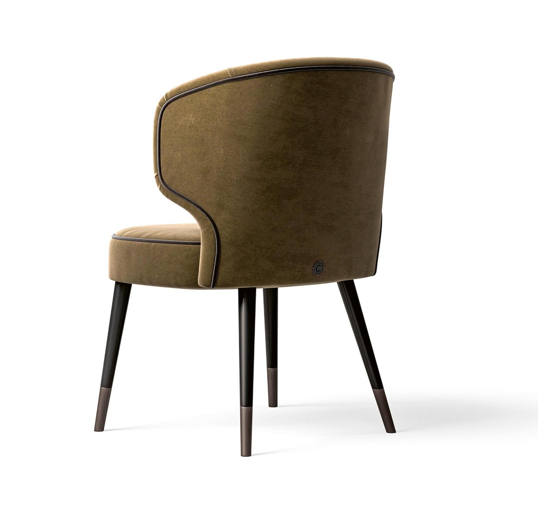 Кресло с изогнутой спинкой