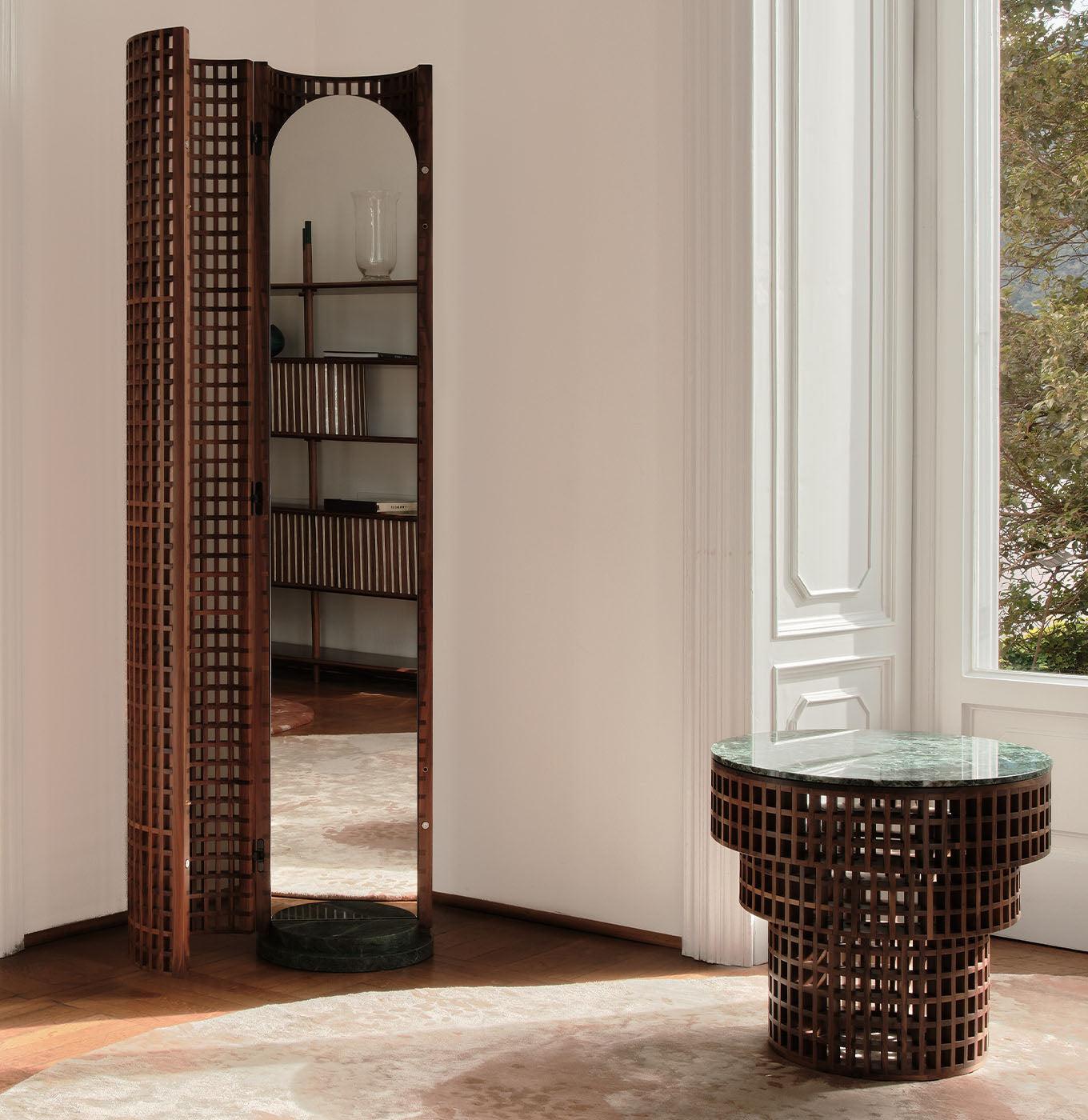 Напольное зеркало из ореха и мрамора