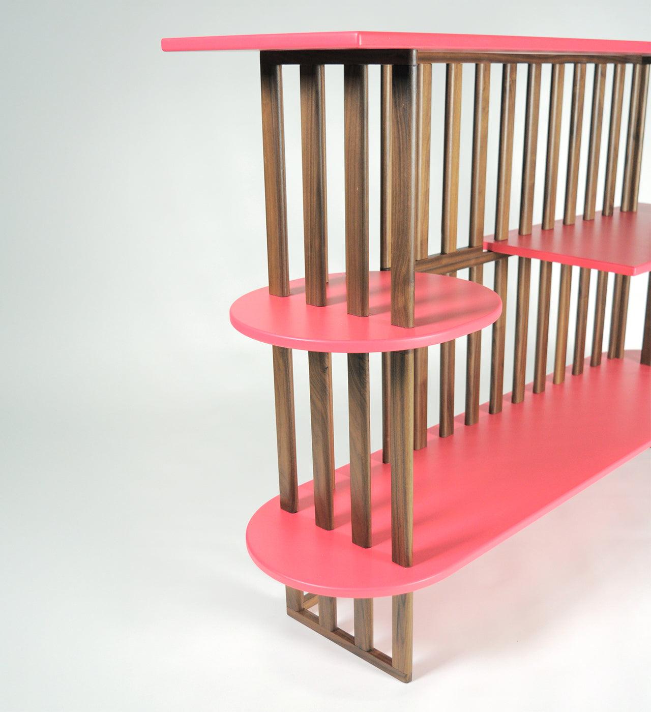 Розовый трехуровневый книжный шкаф