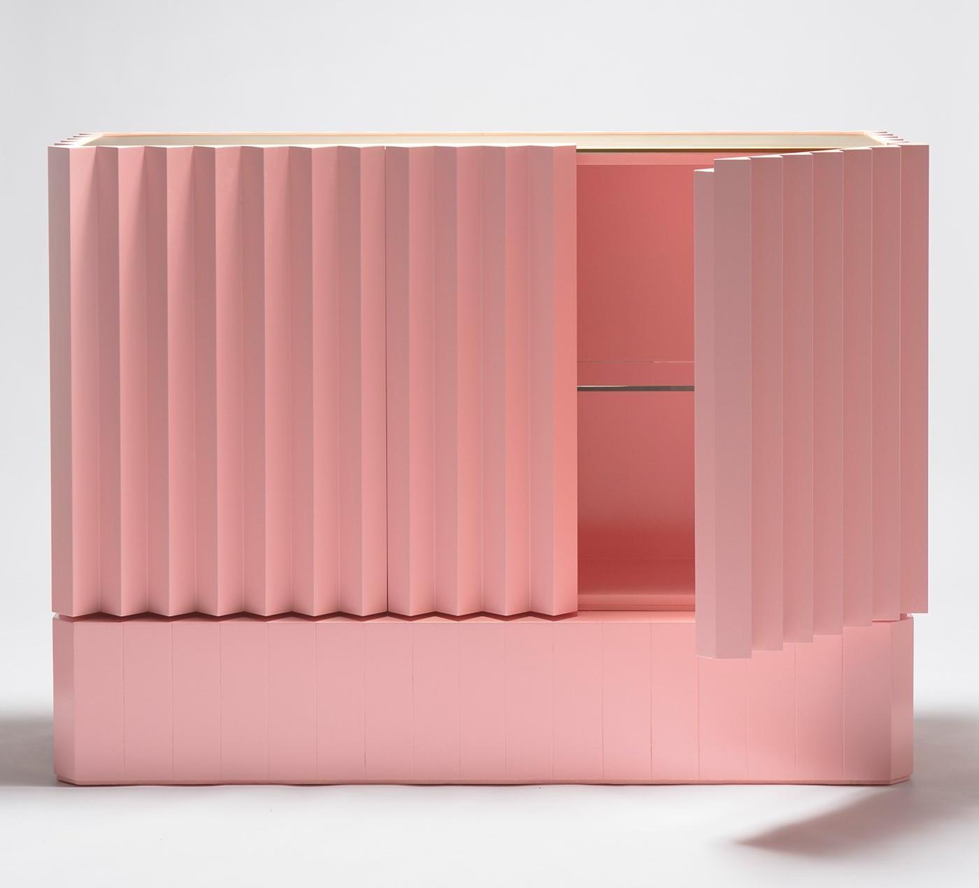 Изысканная розовая тумба