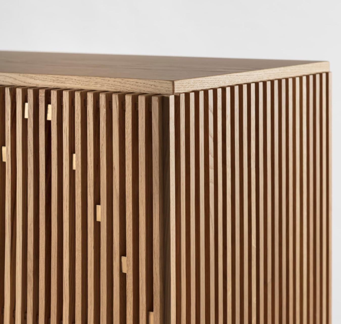 Модерновый деревянный шкаф