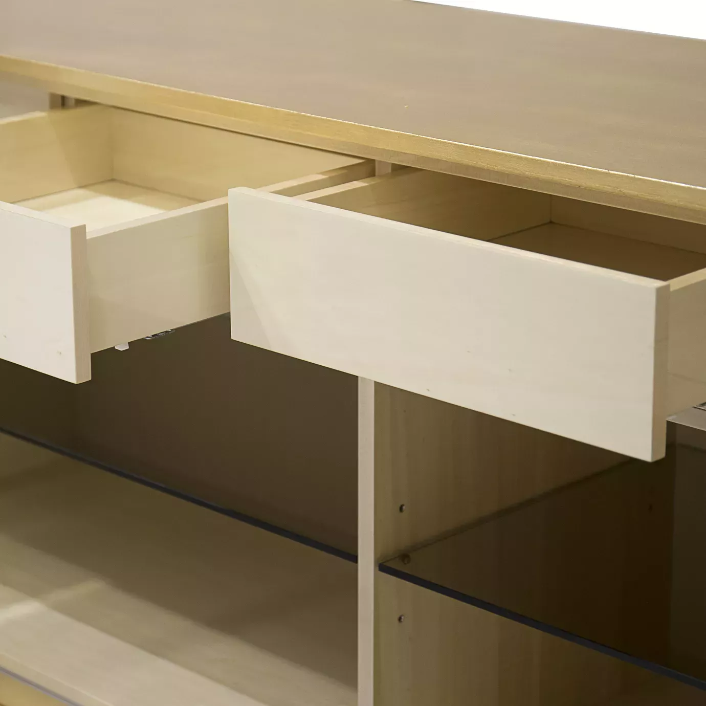 Шкаф с перламутровой отделкой Camilia