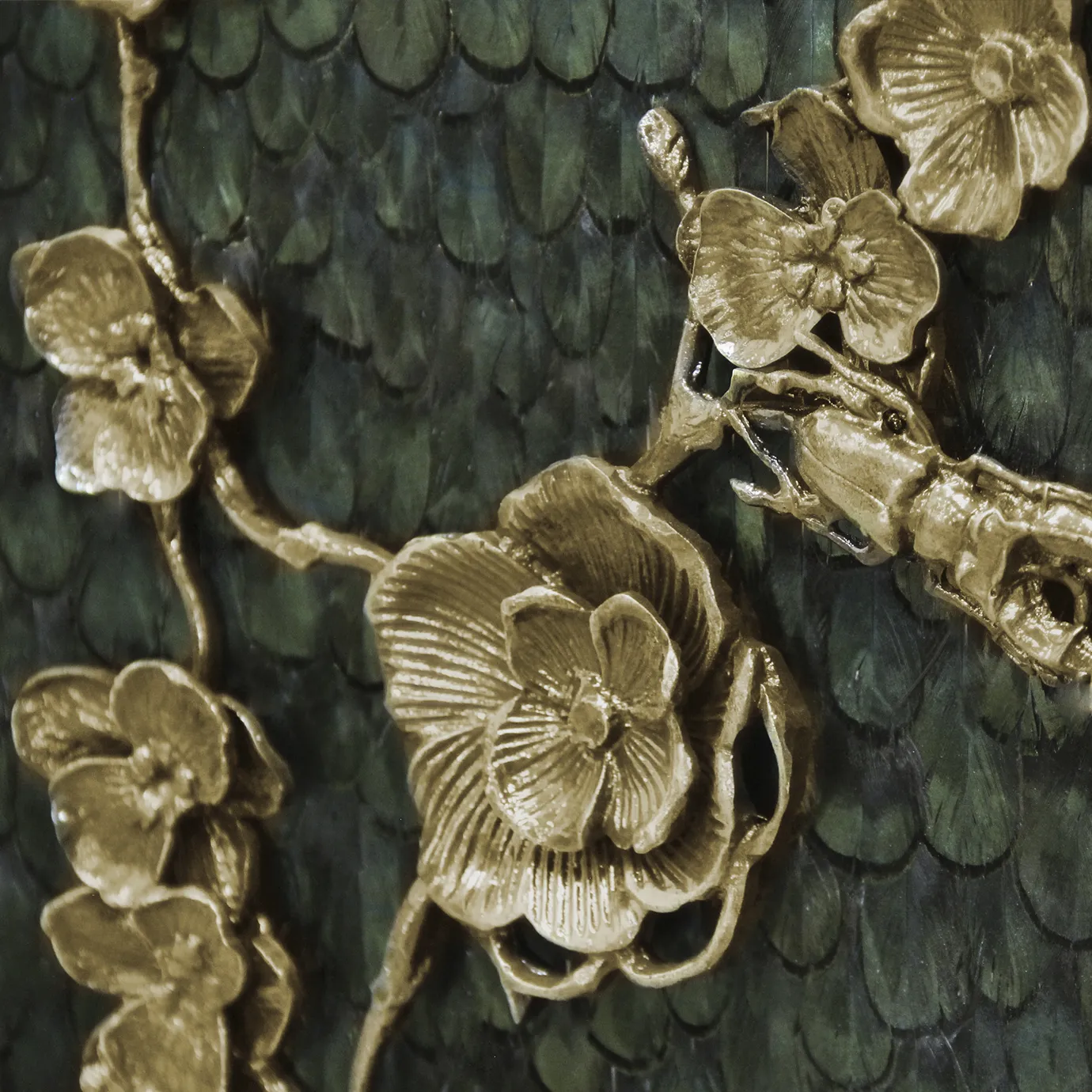 Шкаф с отделкой из перьев павлина Mirage