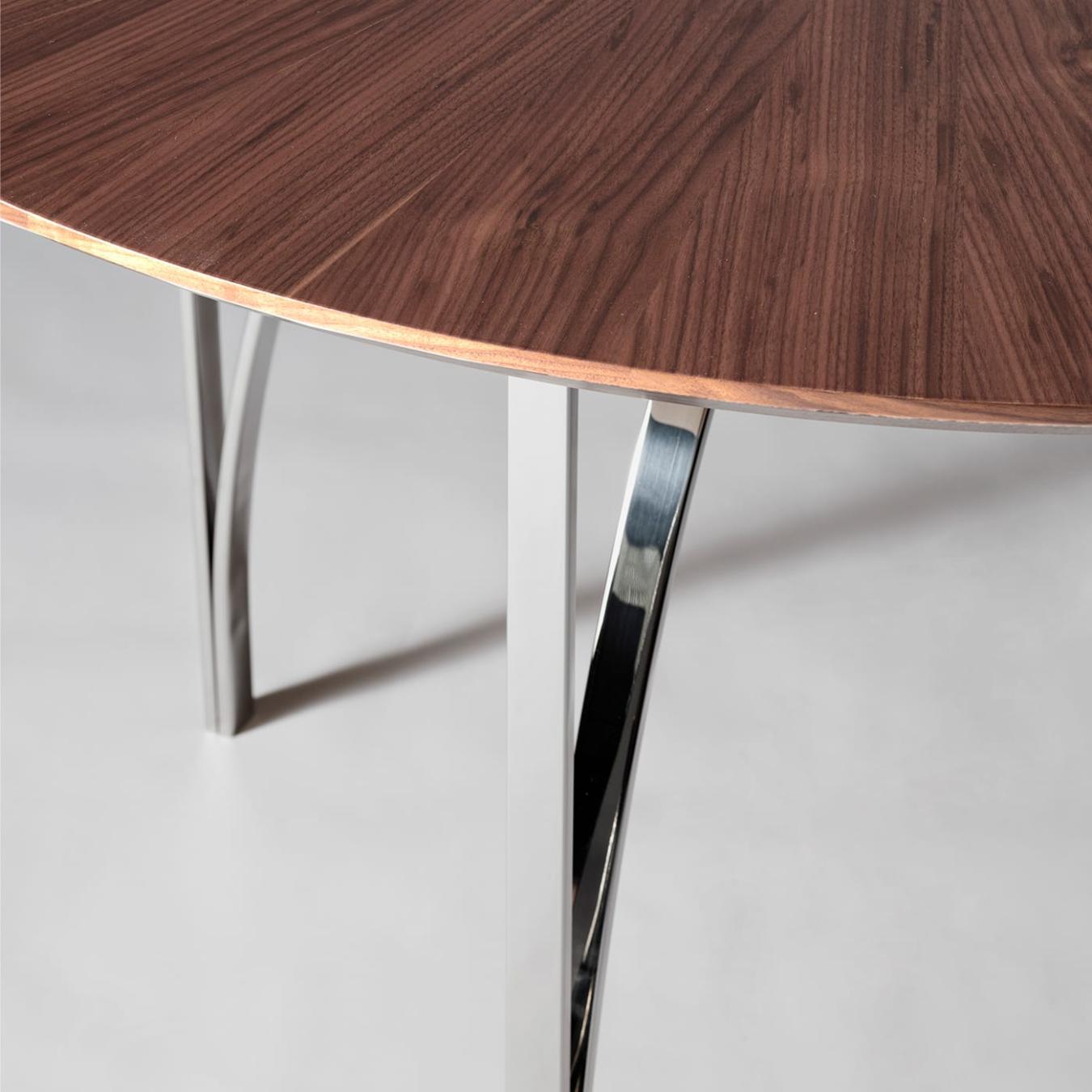 Круглый обеденный стол из ореха канелетто