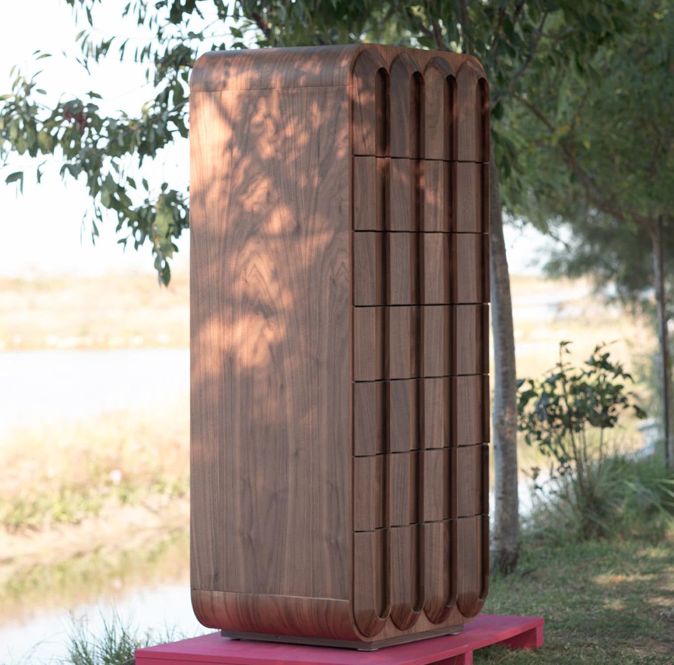 Элегантный деревянный комод