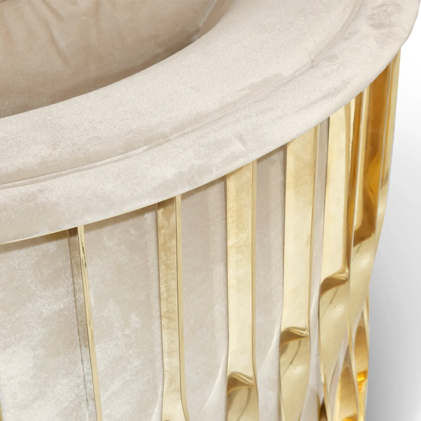 Кресло полированное латунью Solene