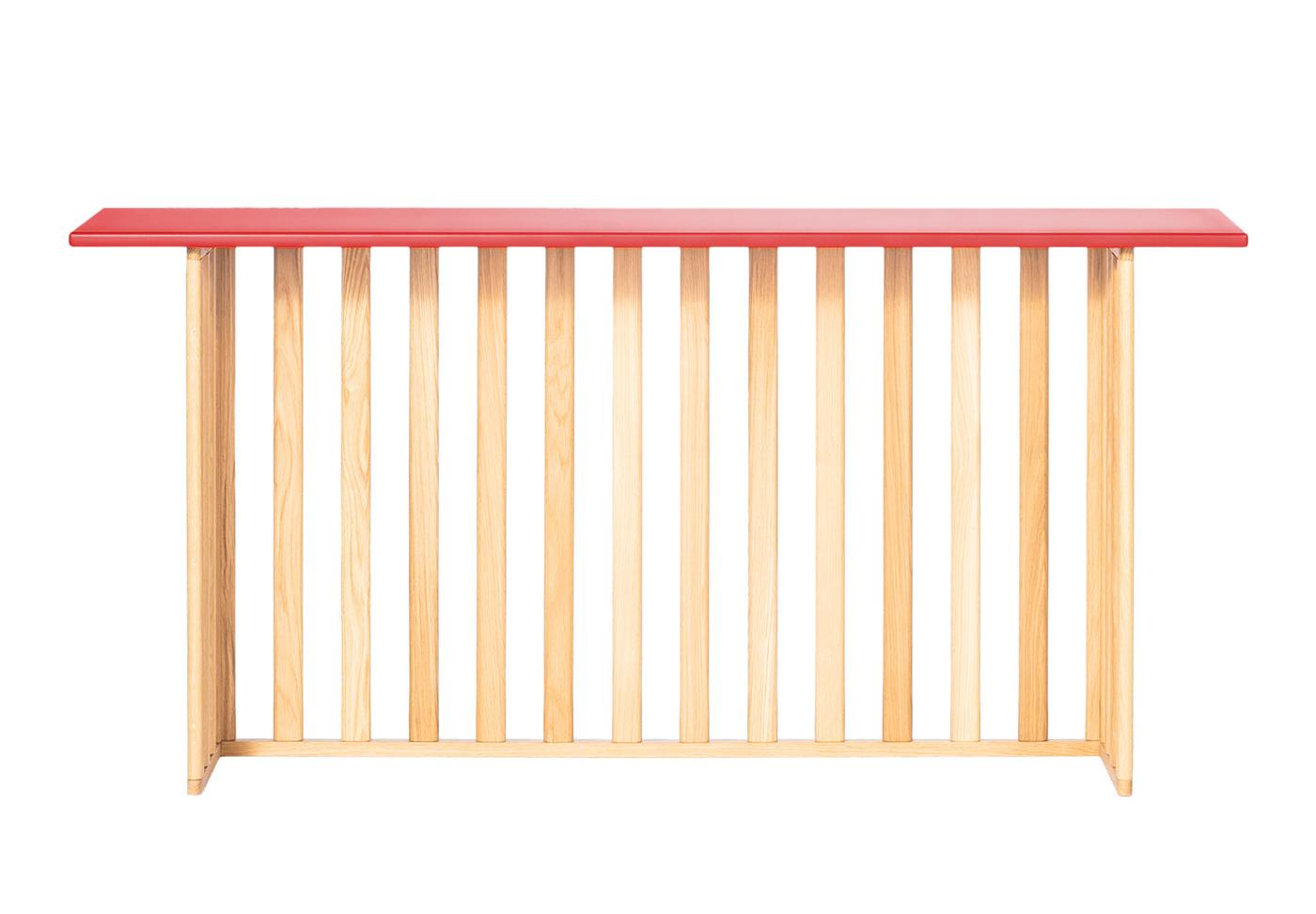 Розовая деревянная консоль