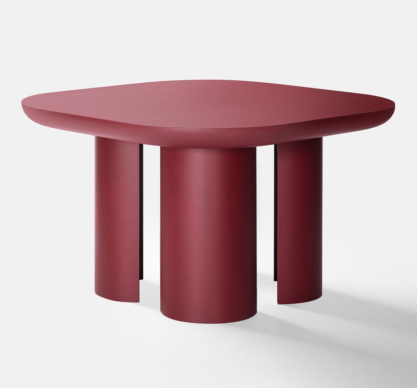 Красный обеденный стол