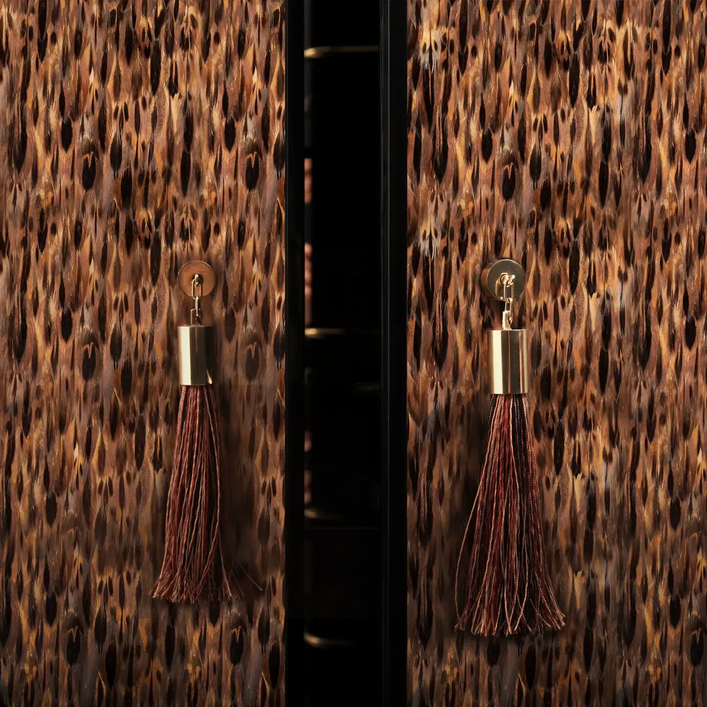 Барный шкаф с золотым пером Allure