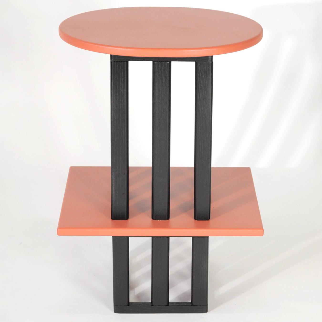 Розово-черный деревянный приставной столик
