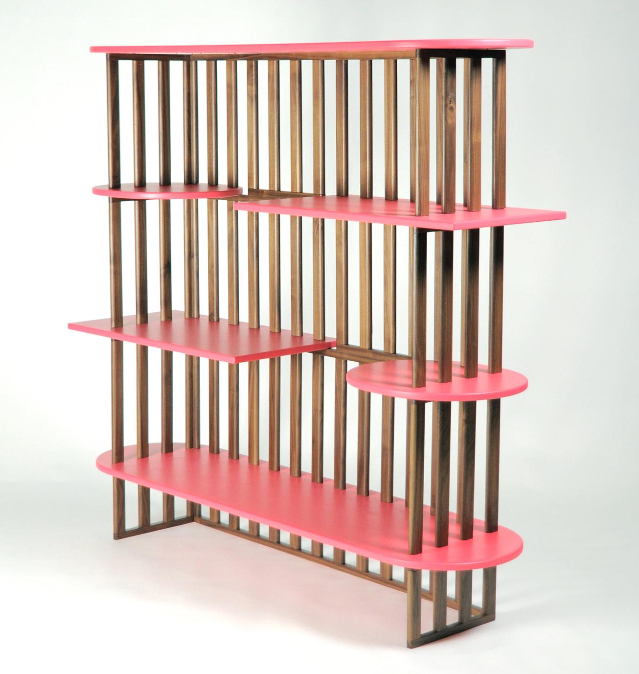 Розовый четырехуровневый книжный шкаф