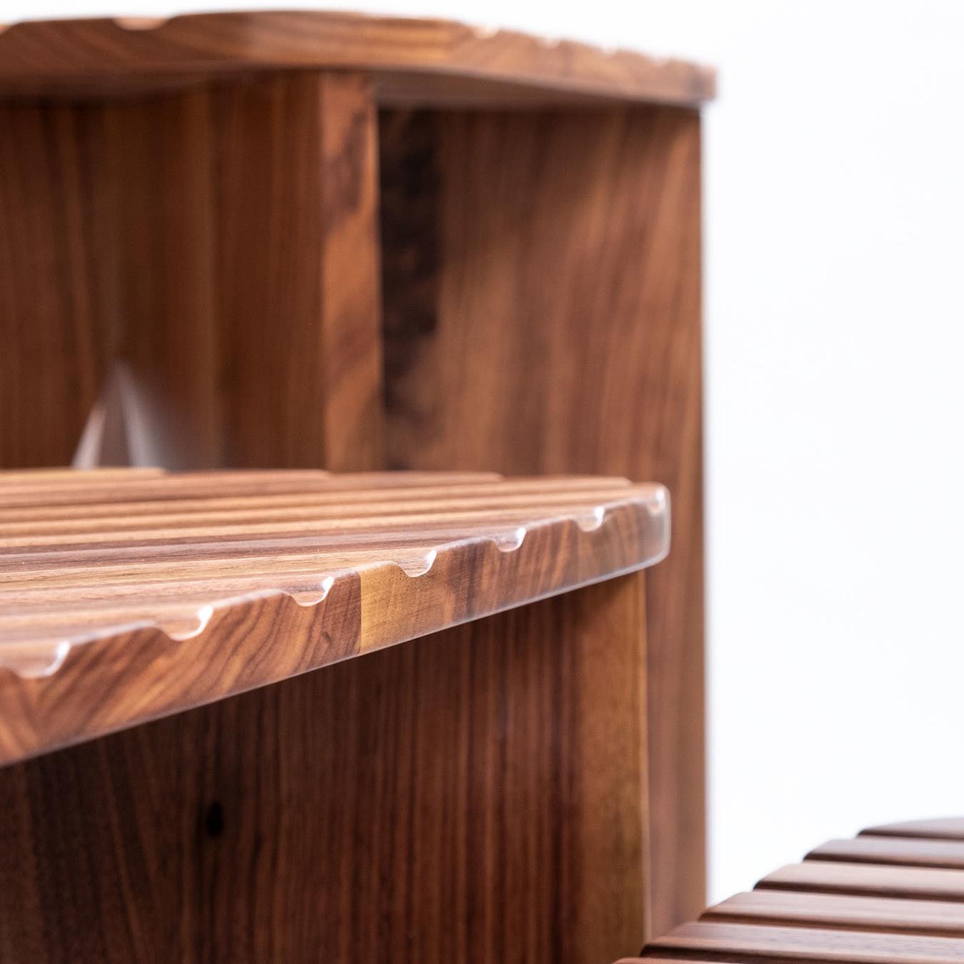 Компактный низкий столик из дерева