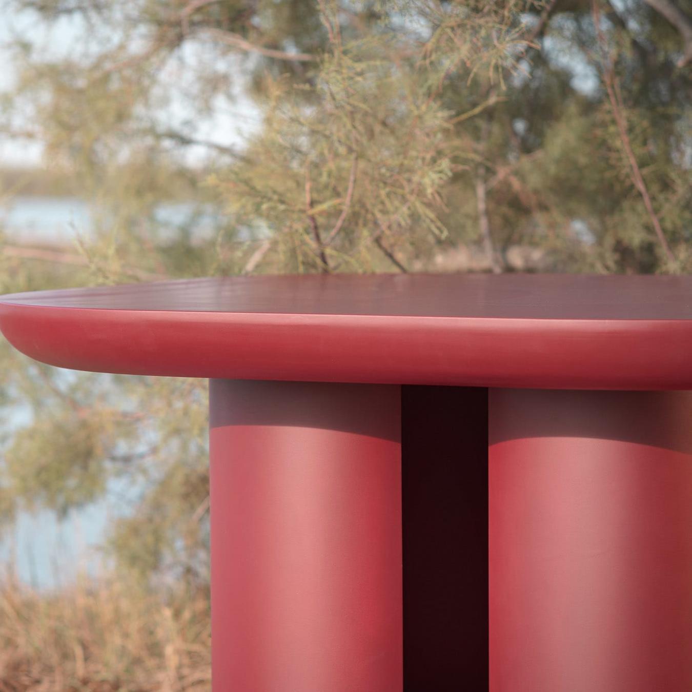 Красный обеденный стол