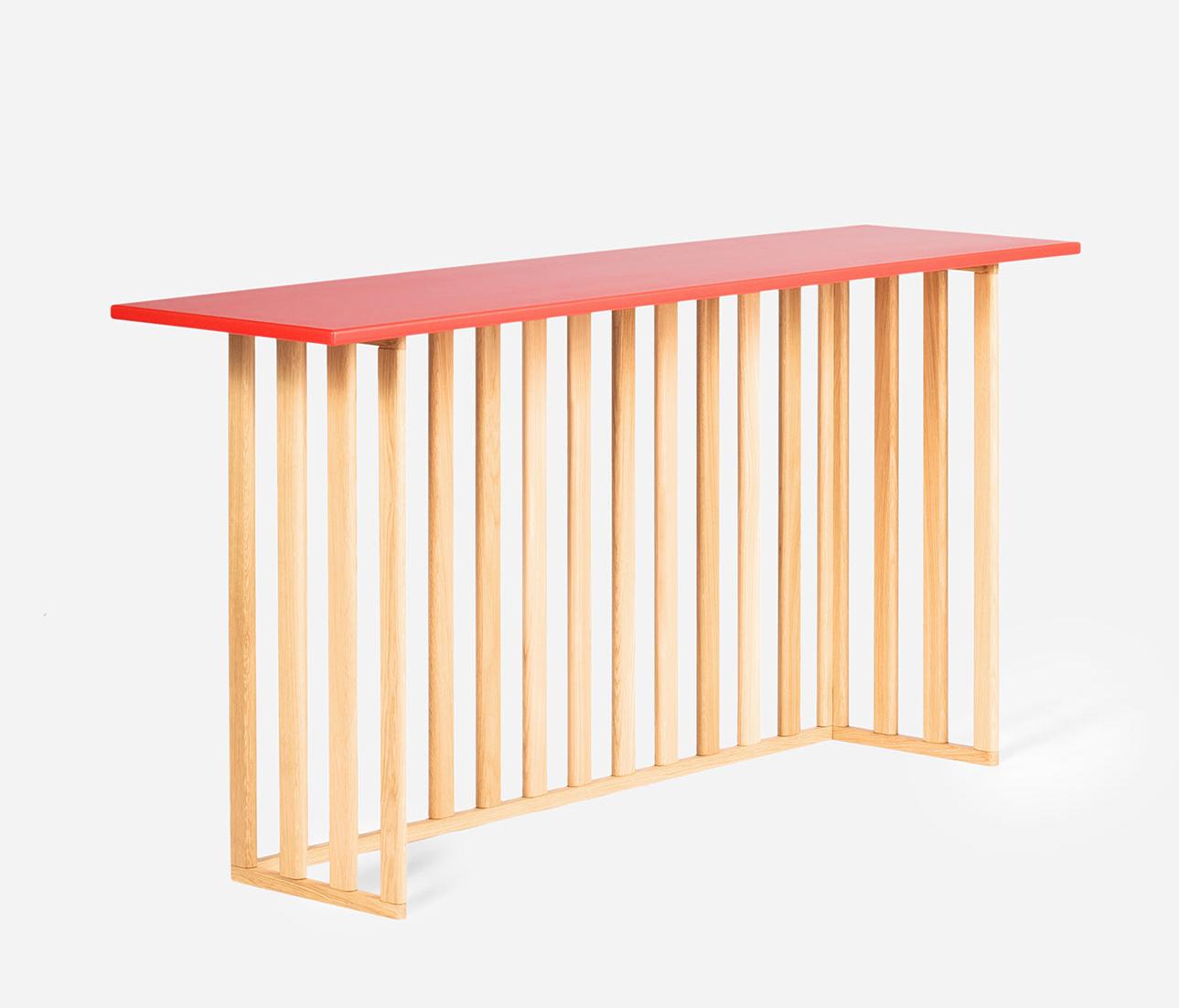 Розовая деревянная консоль