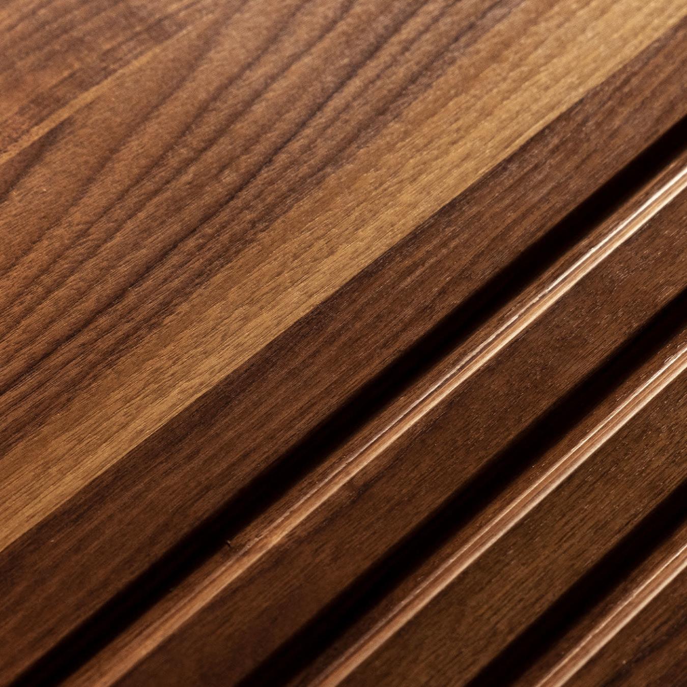 Компактный низкий столик из дерева