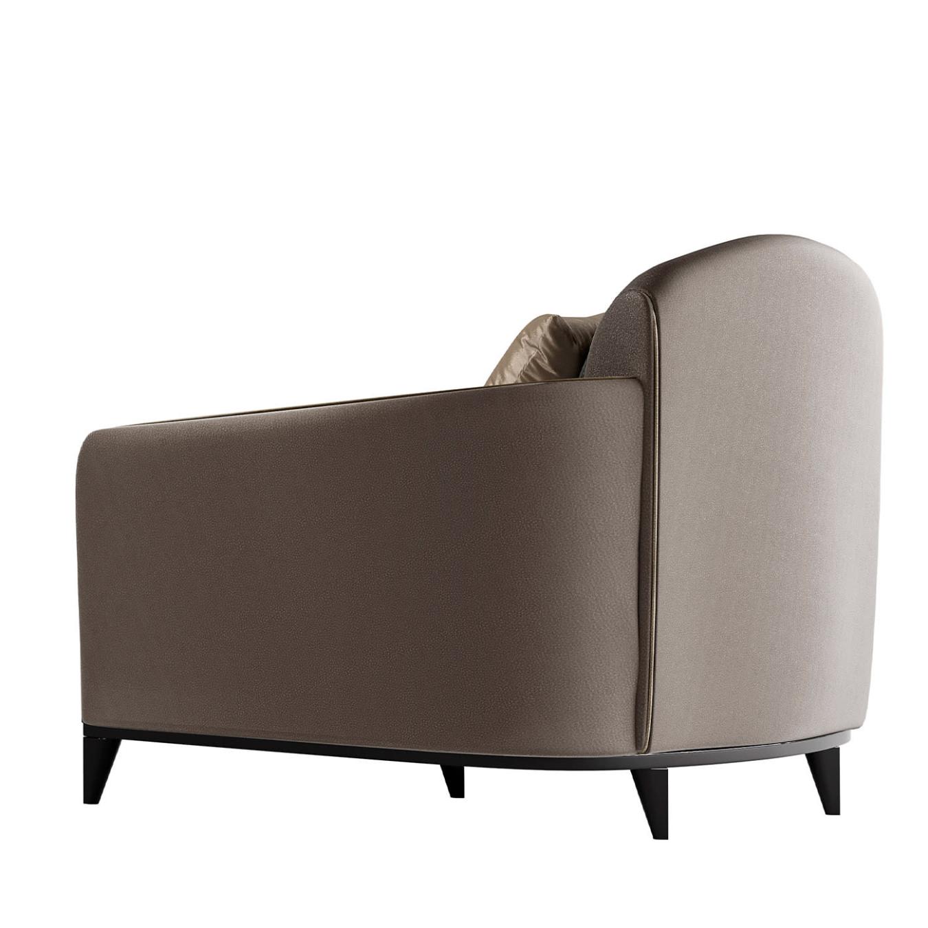 Серое кресло Artisan ручной работы