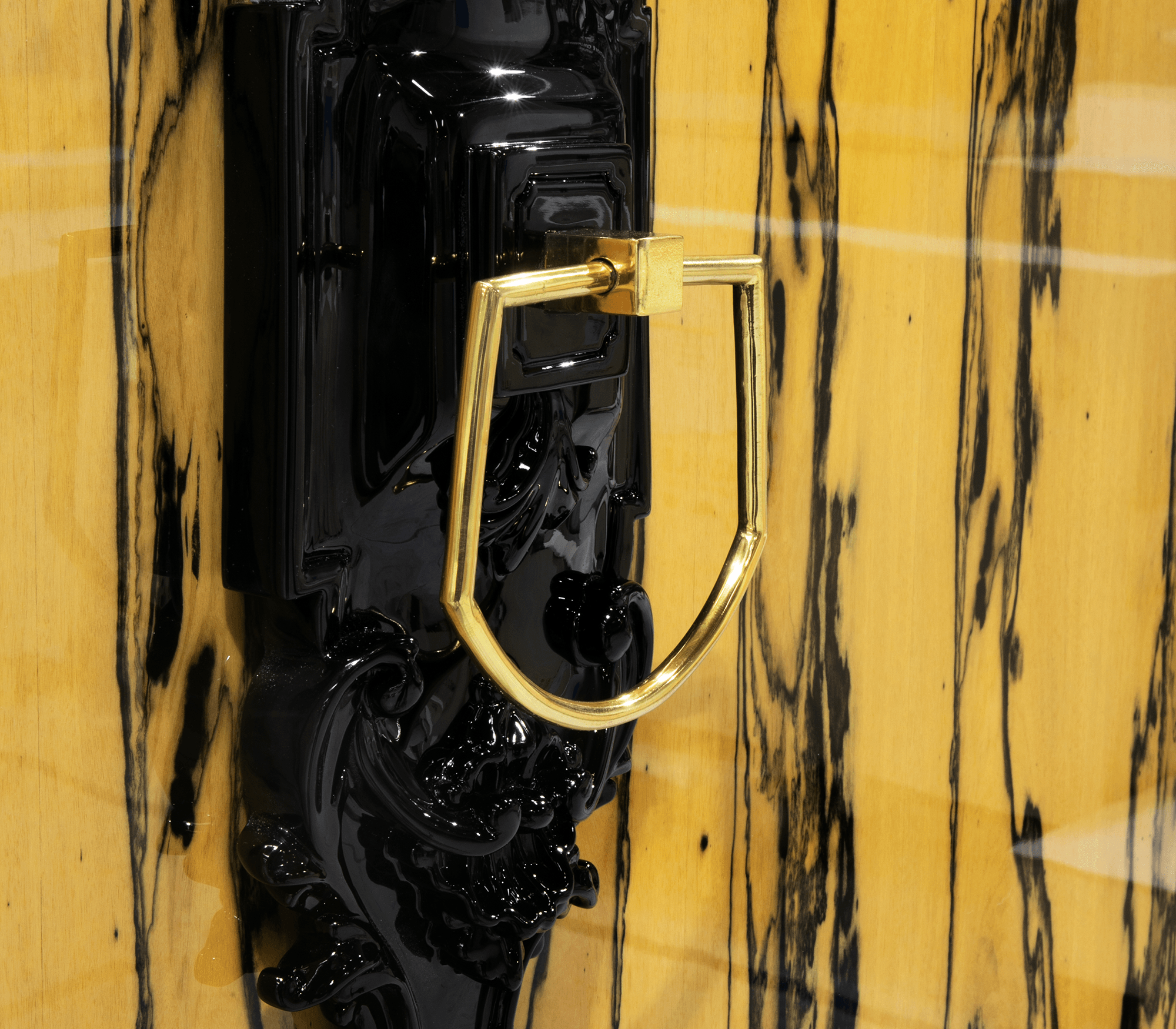 Королевский шкаф Louvre Ebony