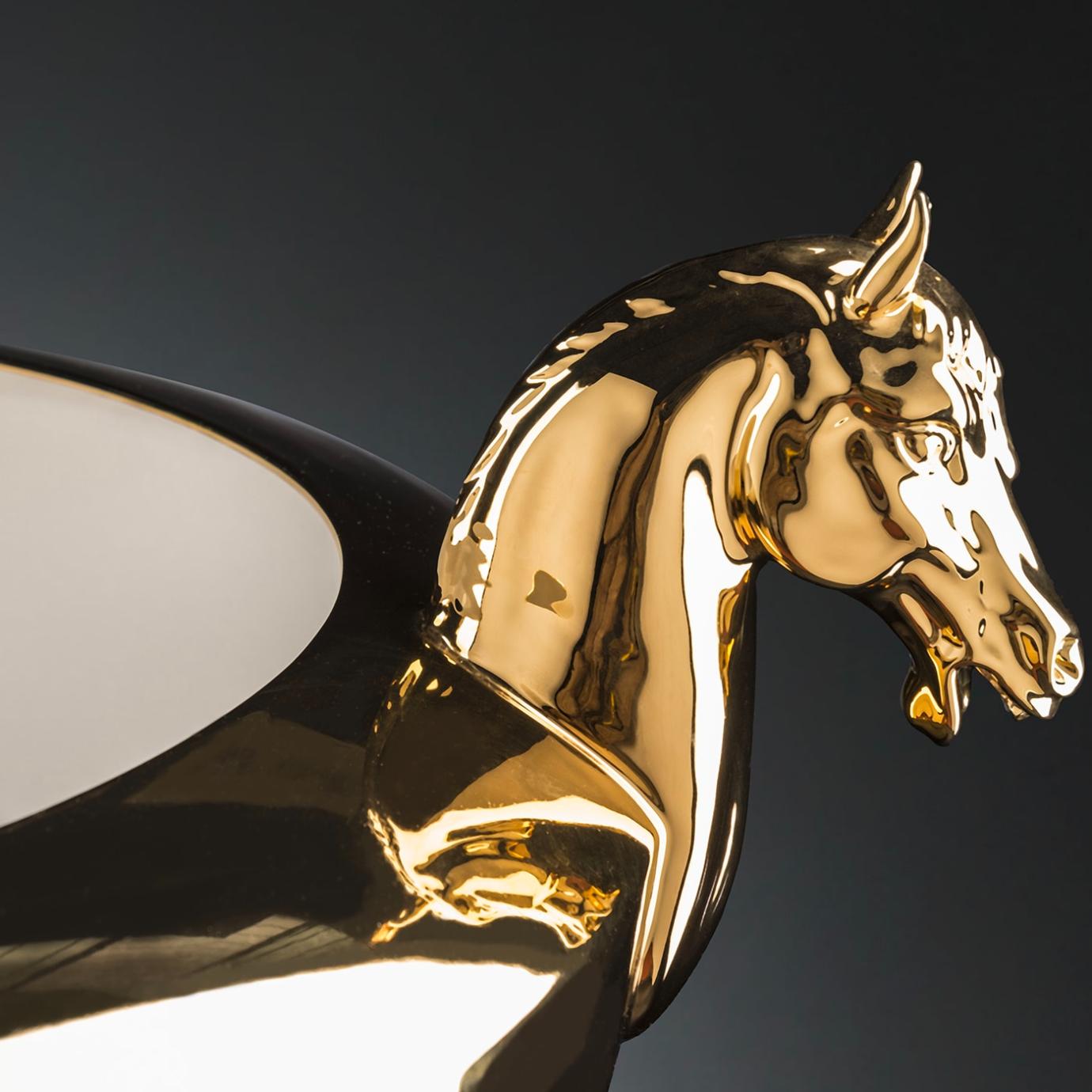 Horse алтын вазасы