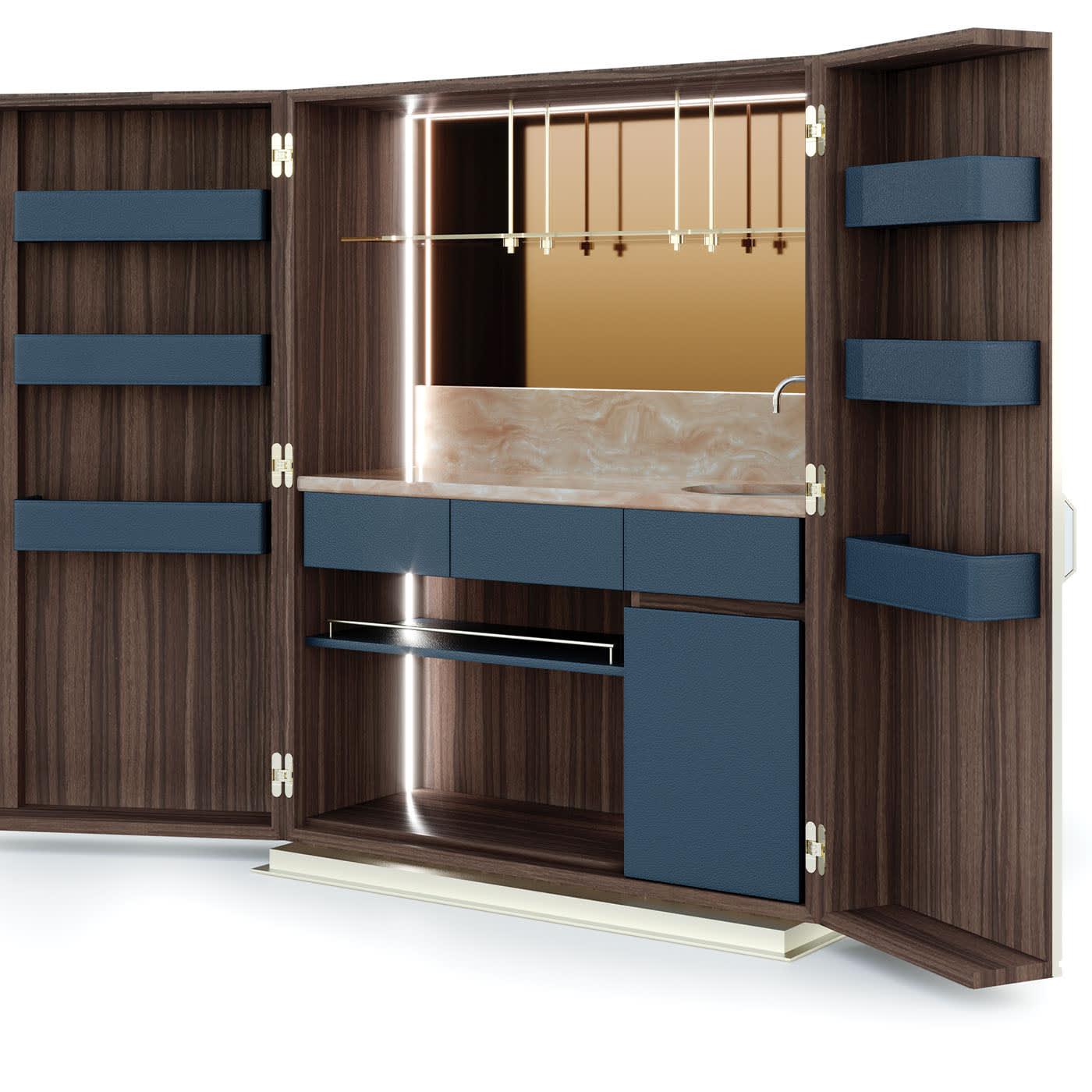 Барный шкаф ручной работы Page