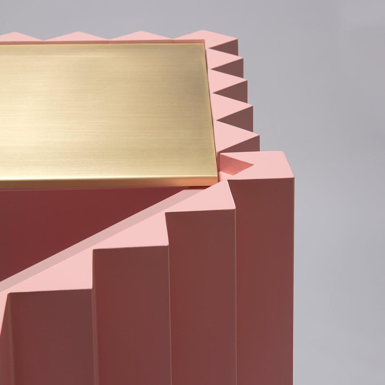 Изысканная розовая тумба