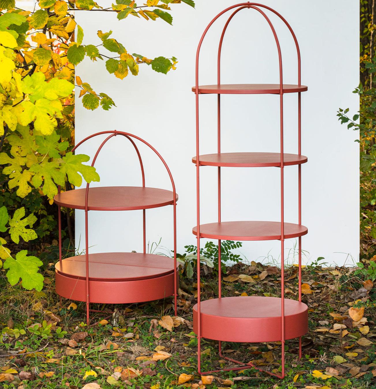 Красный глянцевый книжный шкаф