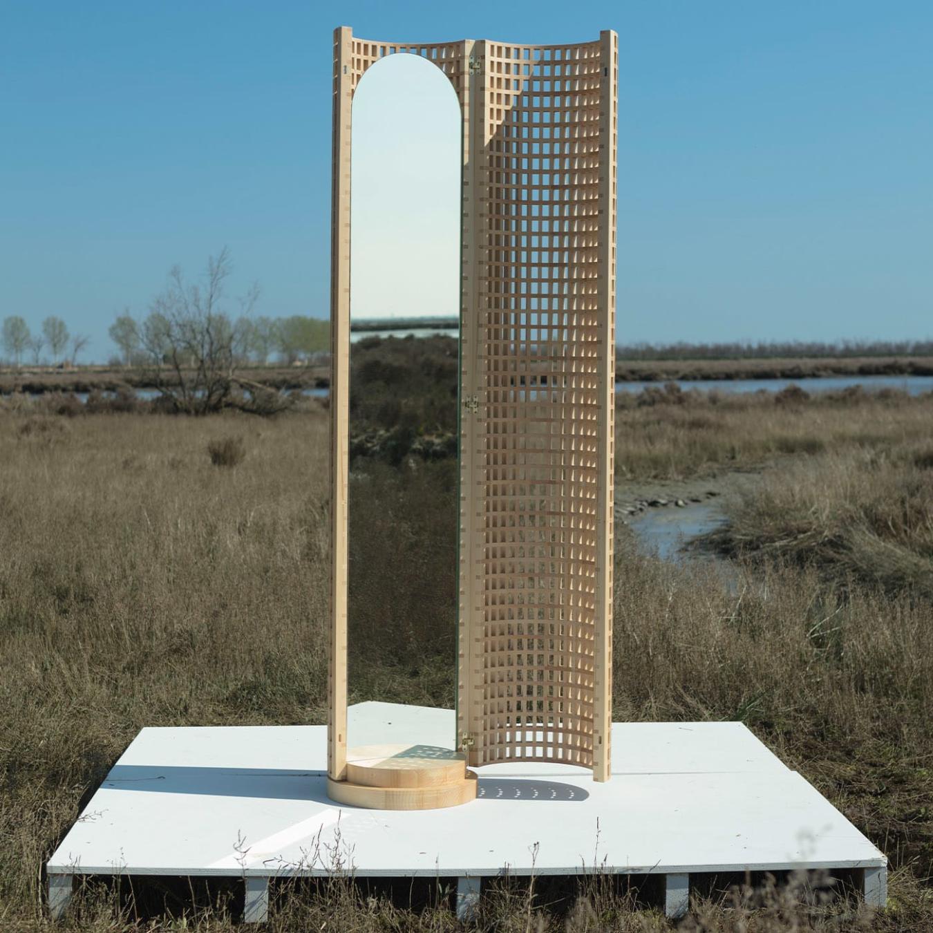 Авторское напольное зеркало из дерева