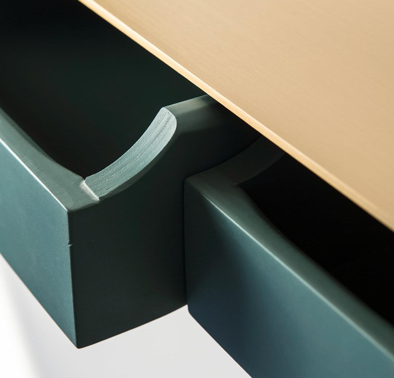 Изысканное настенное зеркало