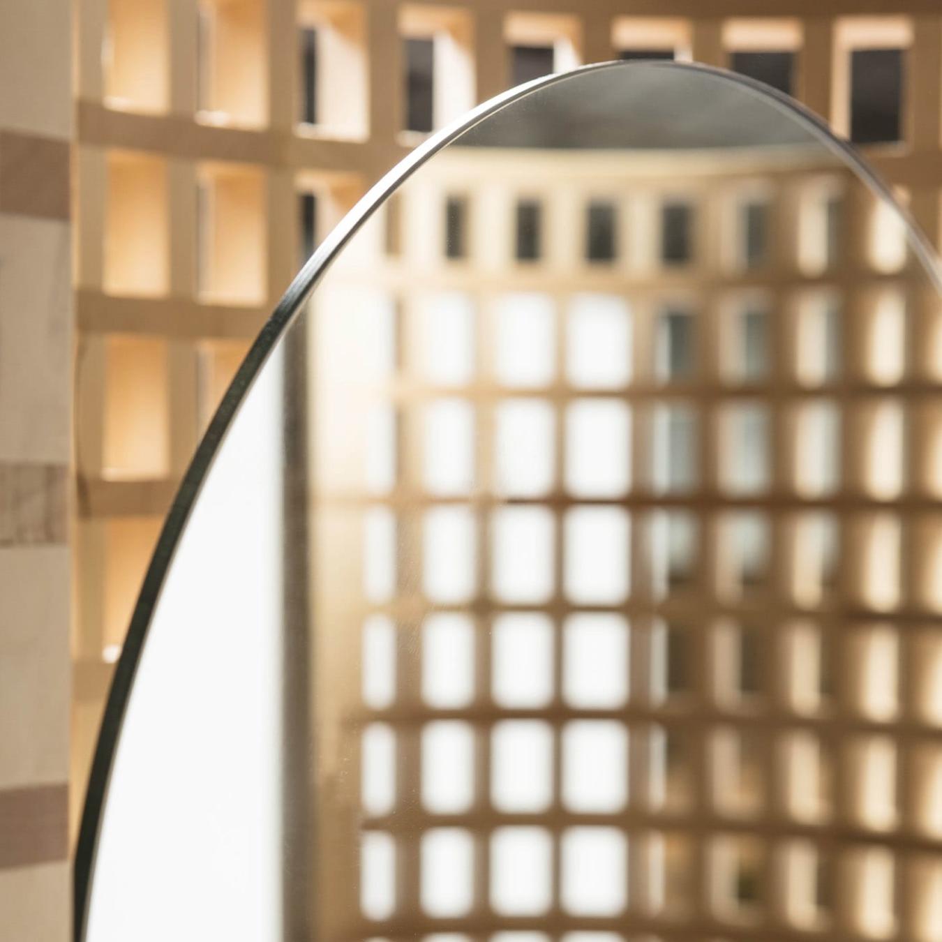 Авторское напольное зеркало из дерева