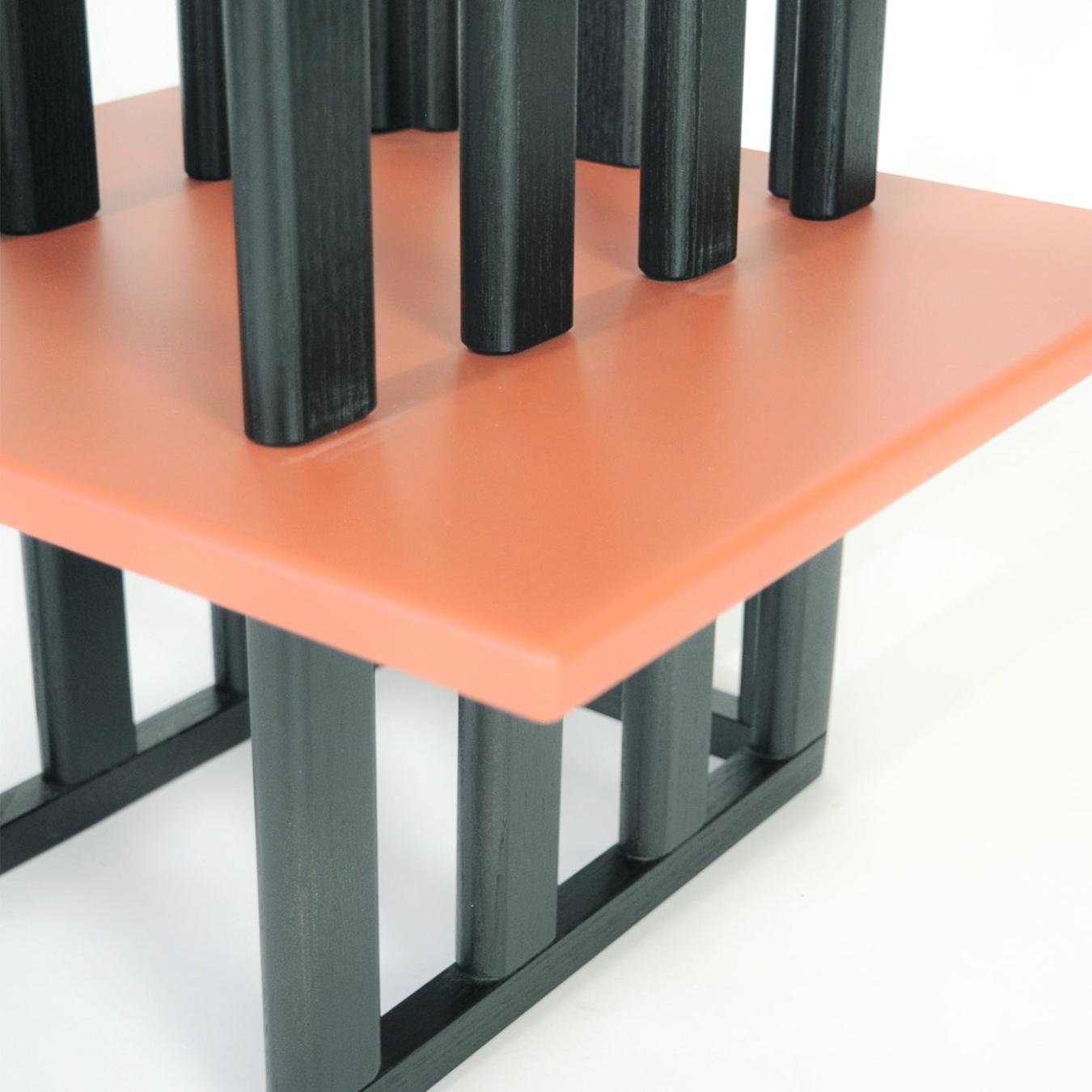 Розово-черный деревянный приставной столик