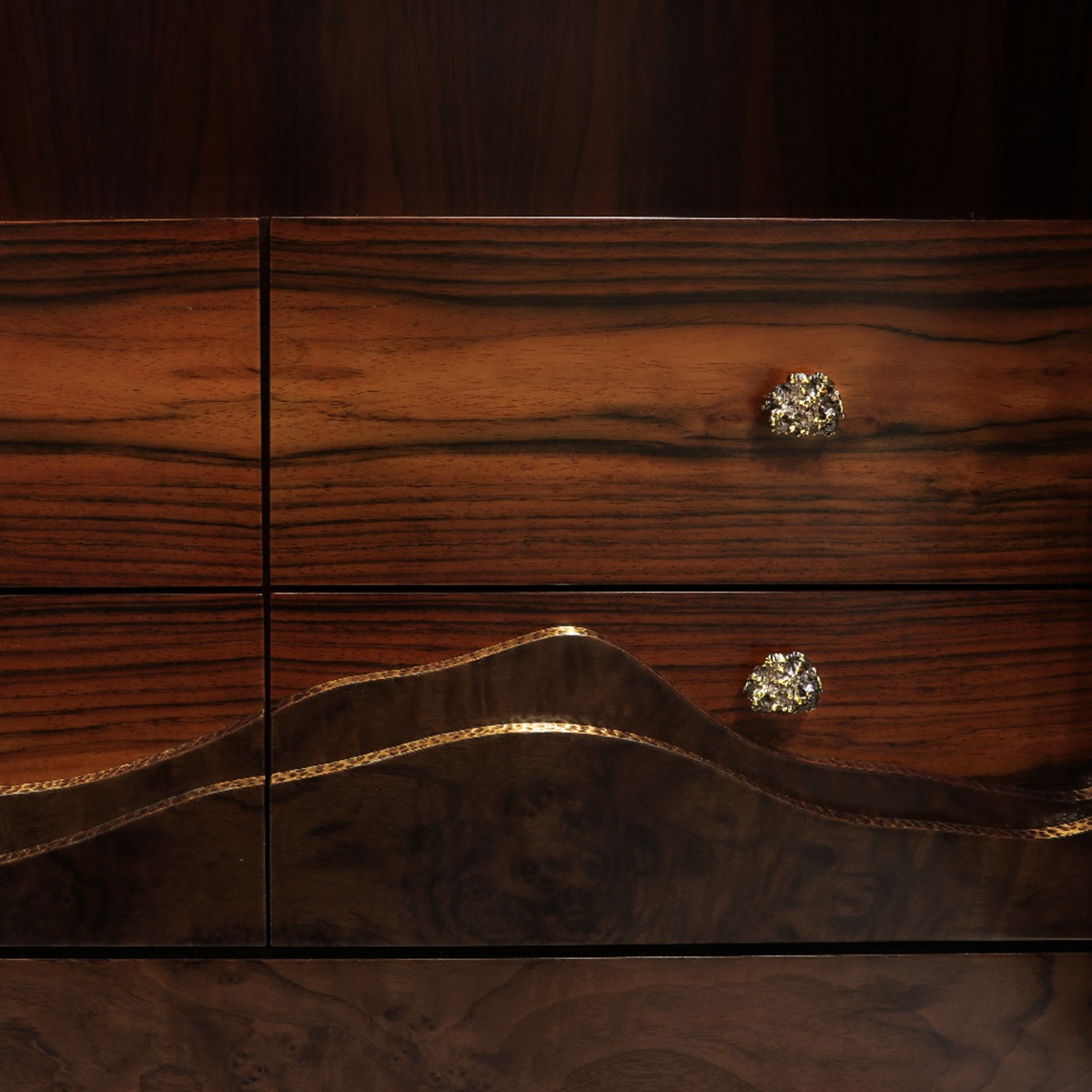 Шкаф из дерева